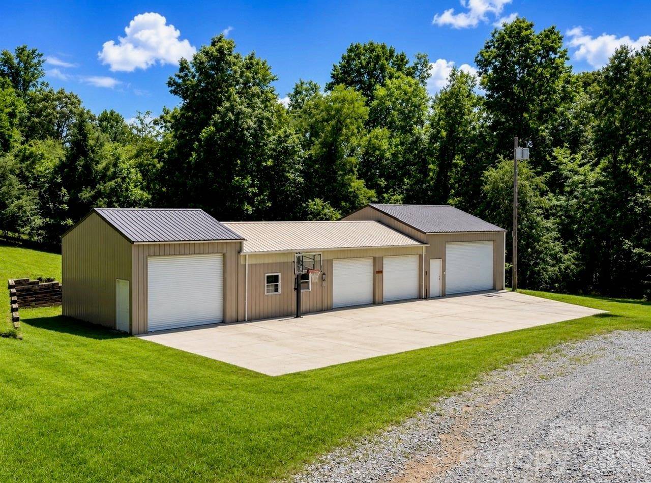 80 Hidden Bluff LN, Horse Shoe, NC 28742
