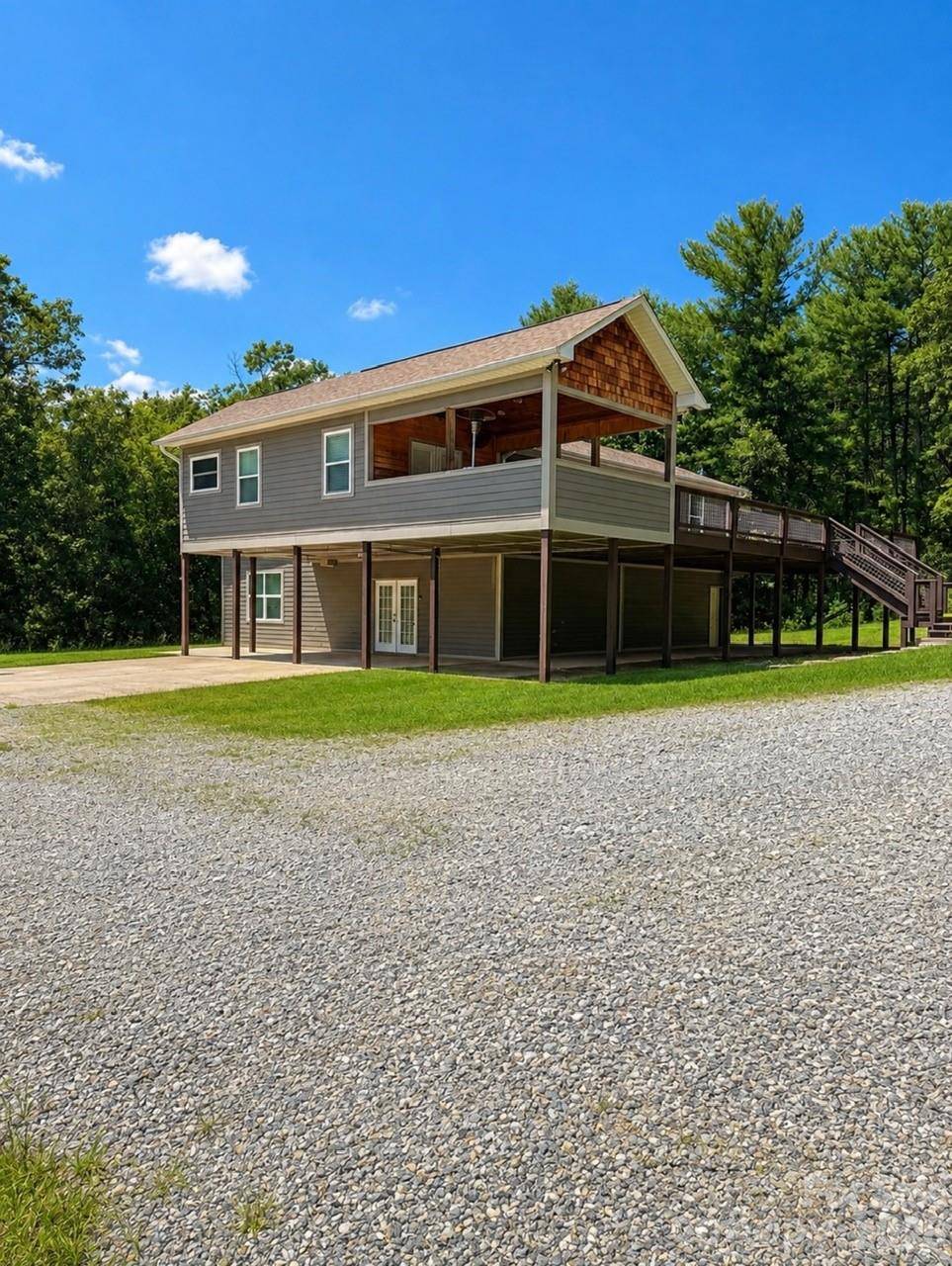 80 Hidden Bluff LN, Horse Shoe, NC 28742