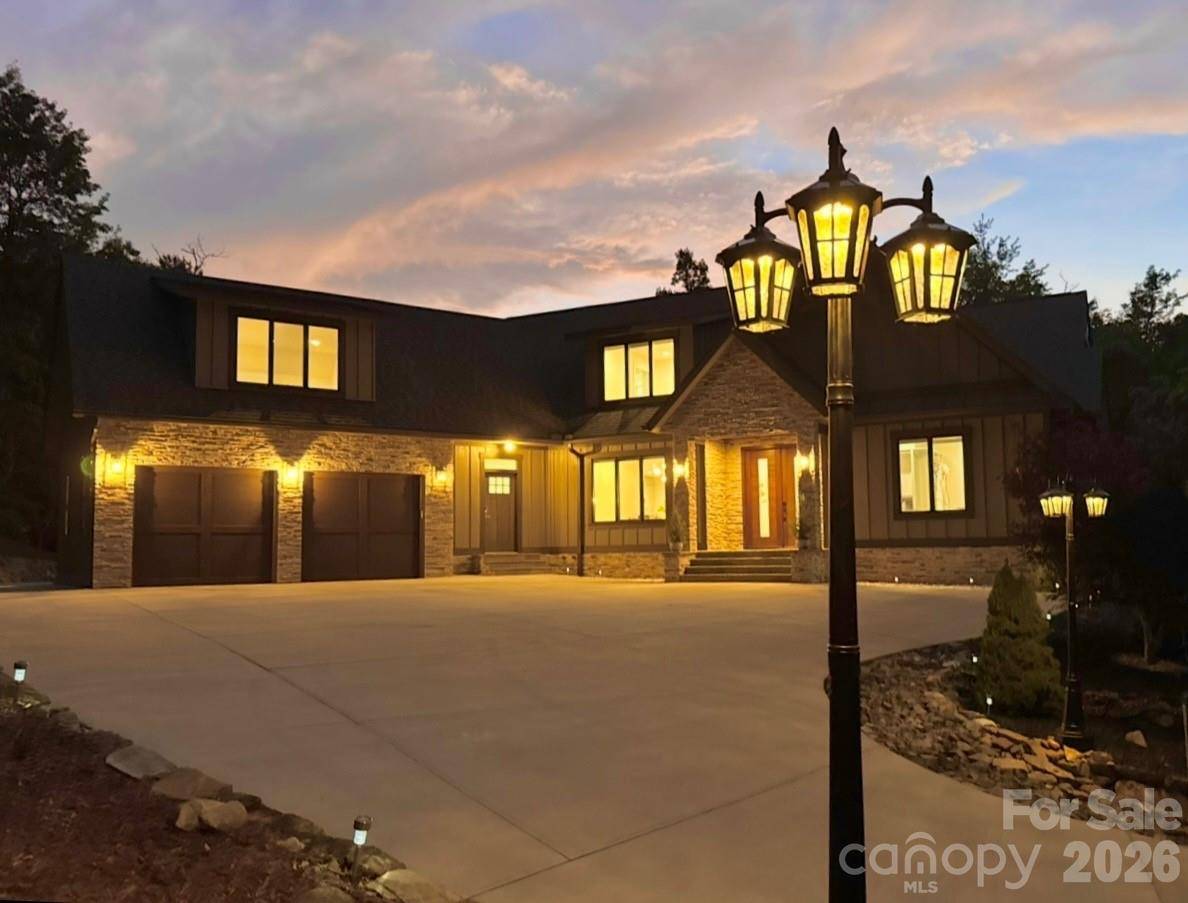8 Lakeview DR, Fairview, NC 28730