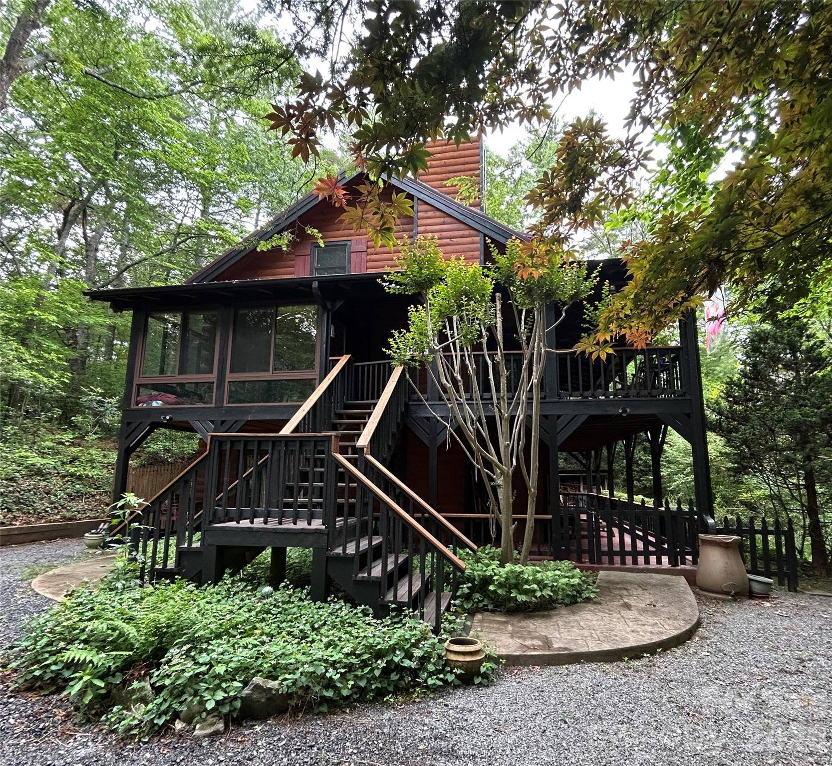 696 Top Of The Mountain RD, Hendersonville, NC 28739
