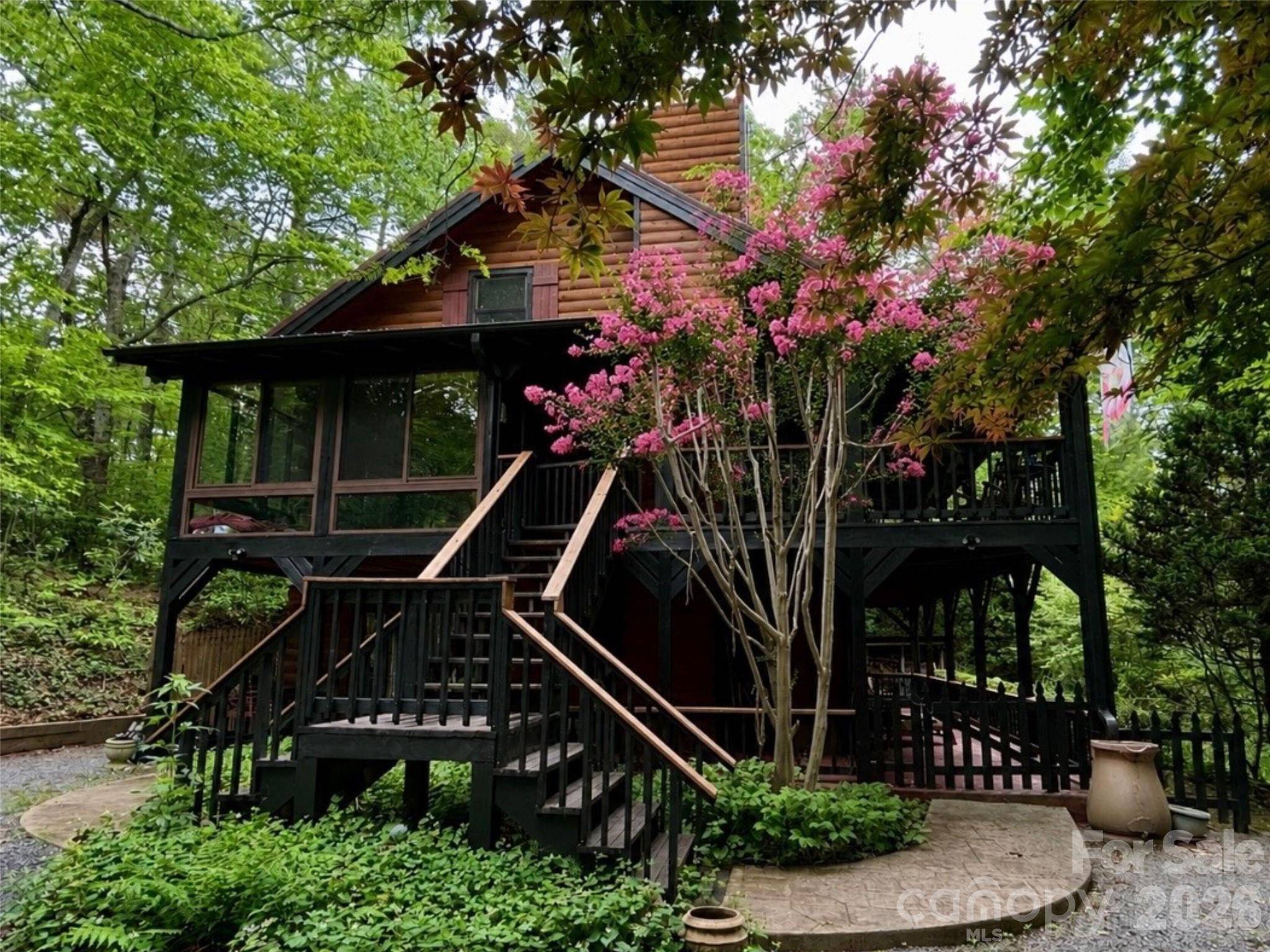696 Top Of The Mountain RD, Hendersonville, NC 28739
