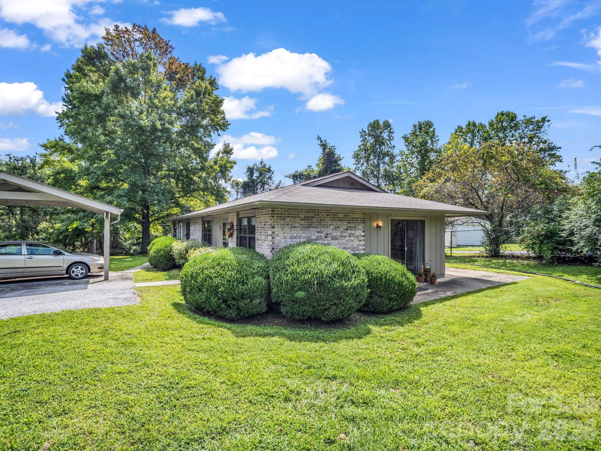 703 Farmington CIR, Hendersonville, NC 28739