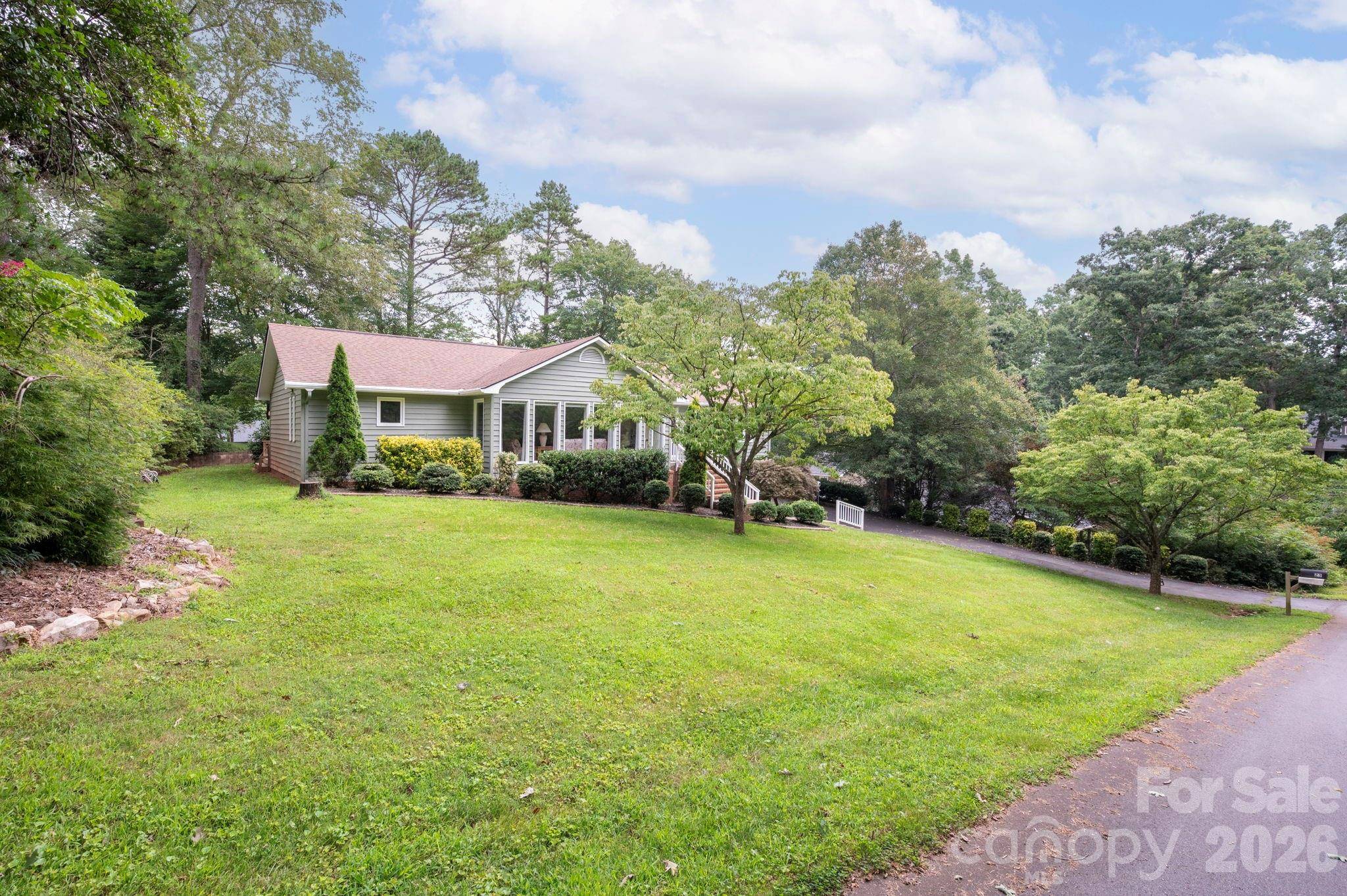 23 S Oaks CIR, Asheville, NC 28806