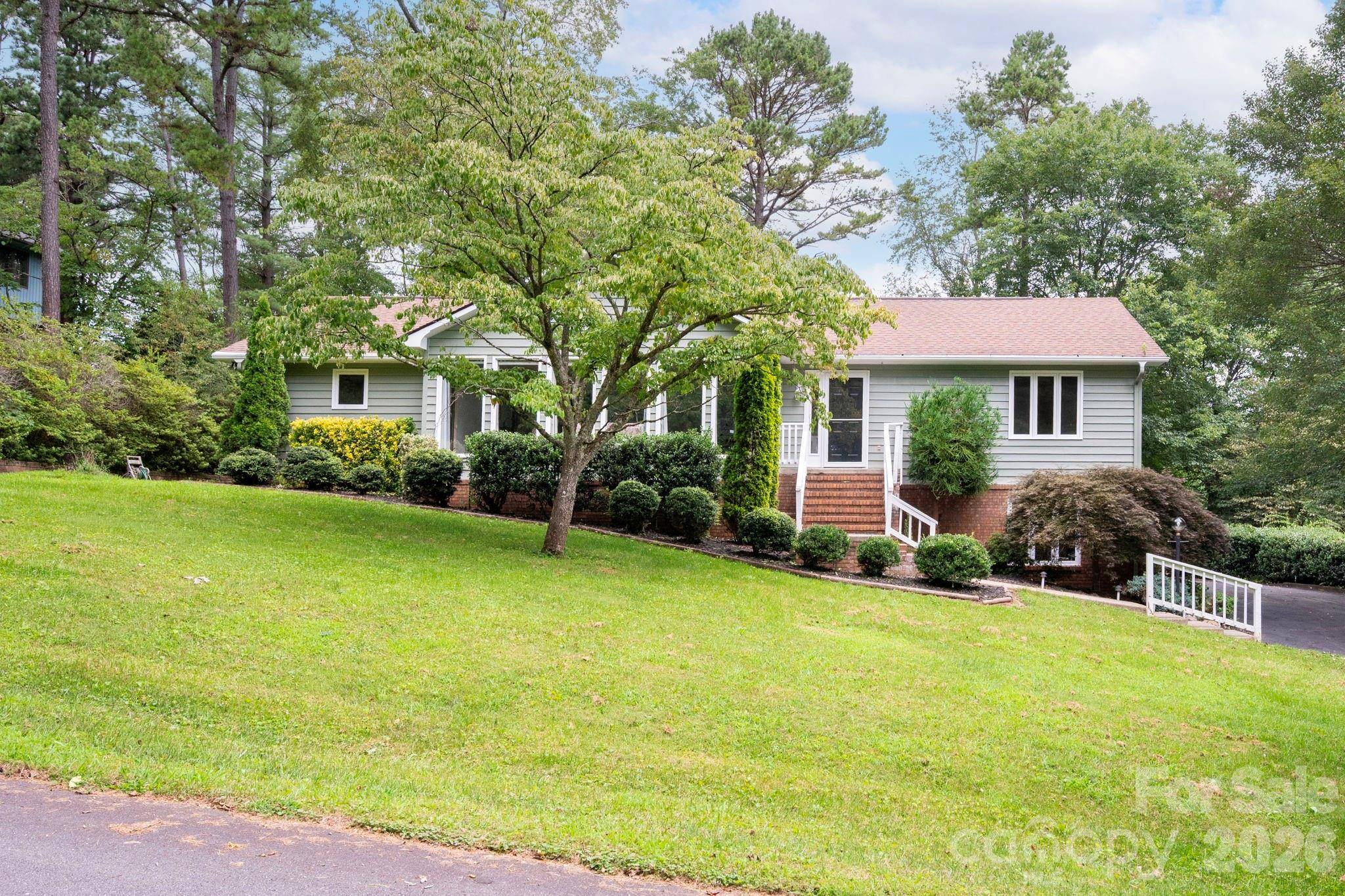 23 S Oaks CIR, Asheville, NC 28806