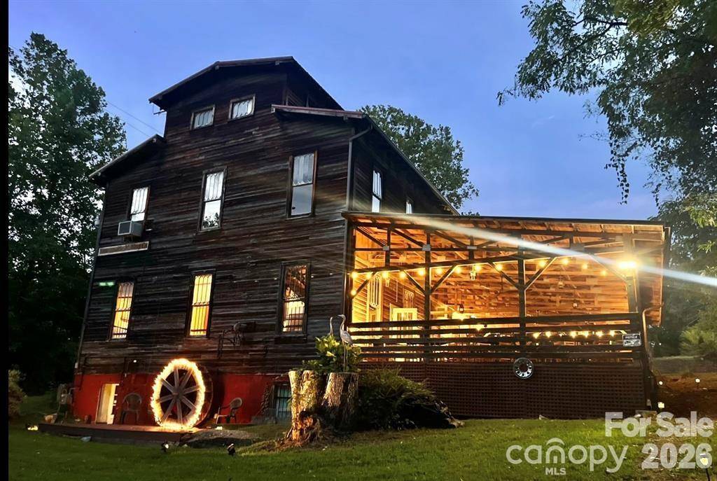 1 Old Mill LN, Weaverville, NC 28787