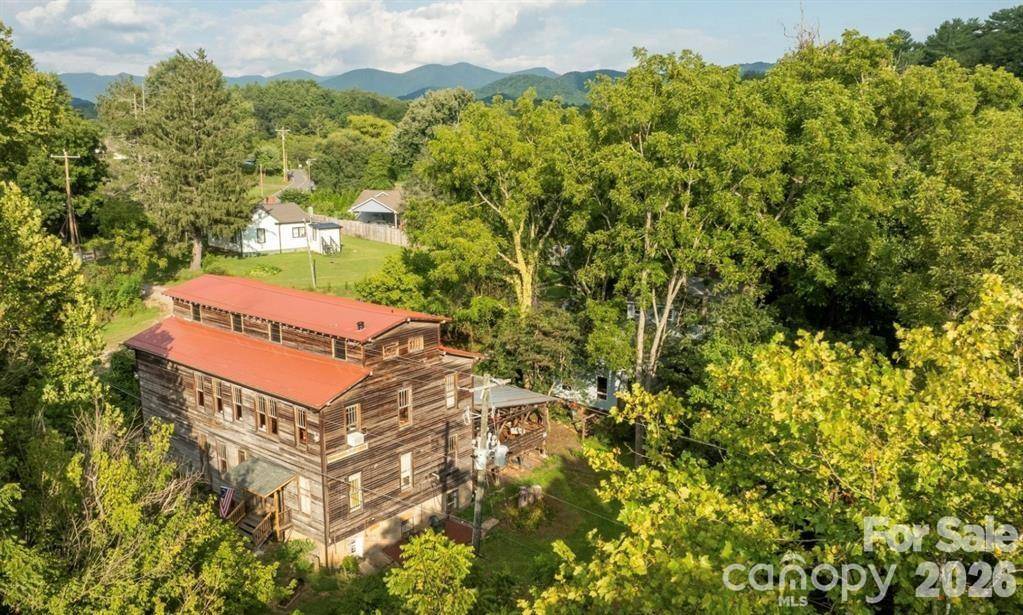 1 Old Mill LN, Weaverville, NC 28787