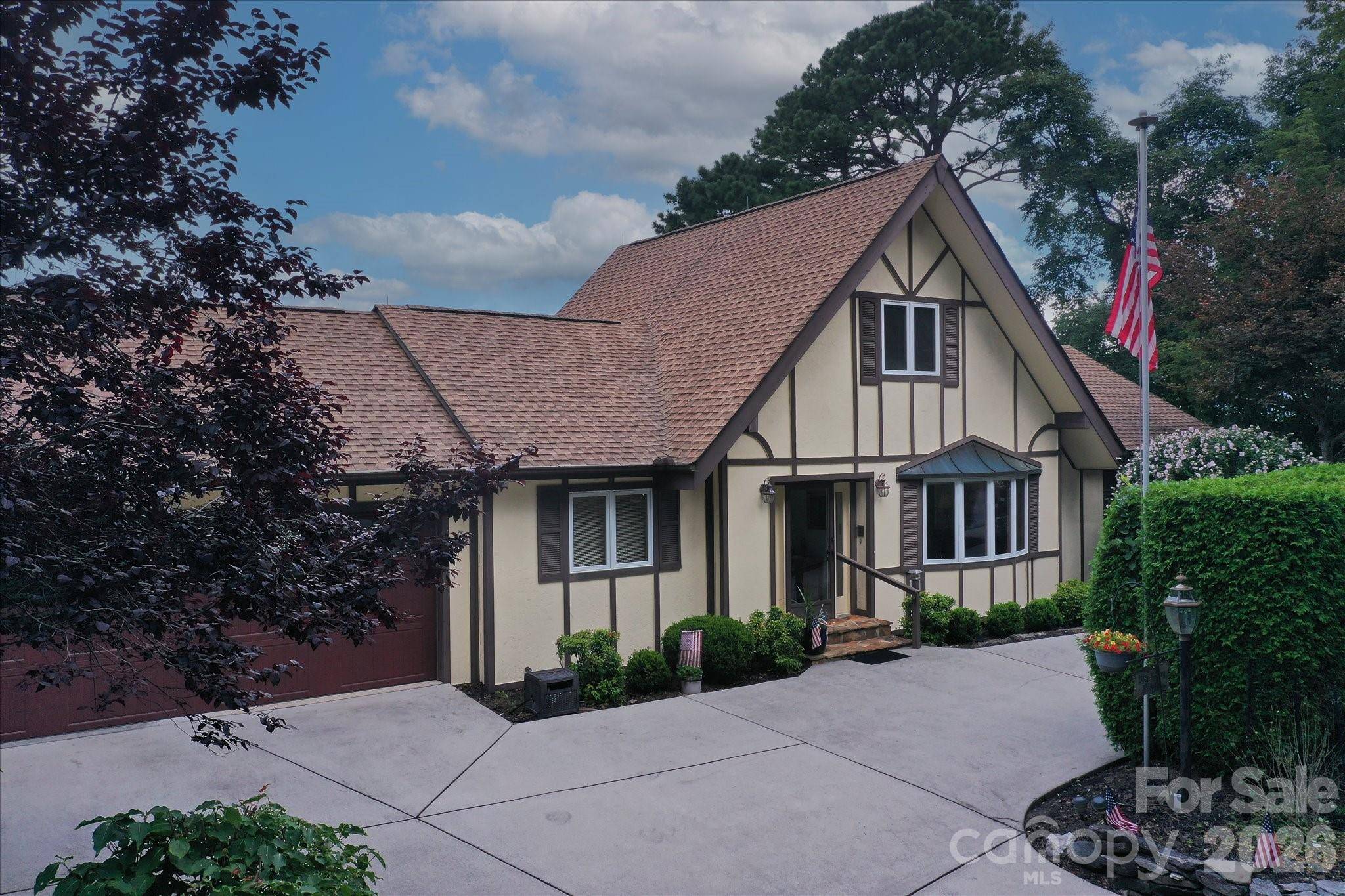2484 Connestee TRL, Brevard, NC 28712