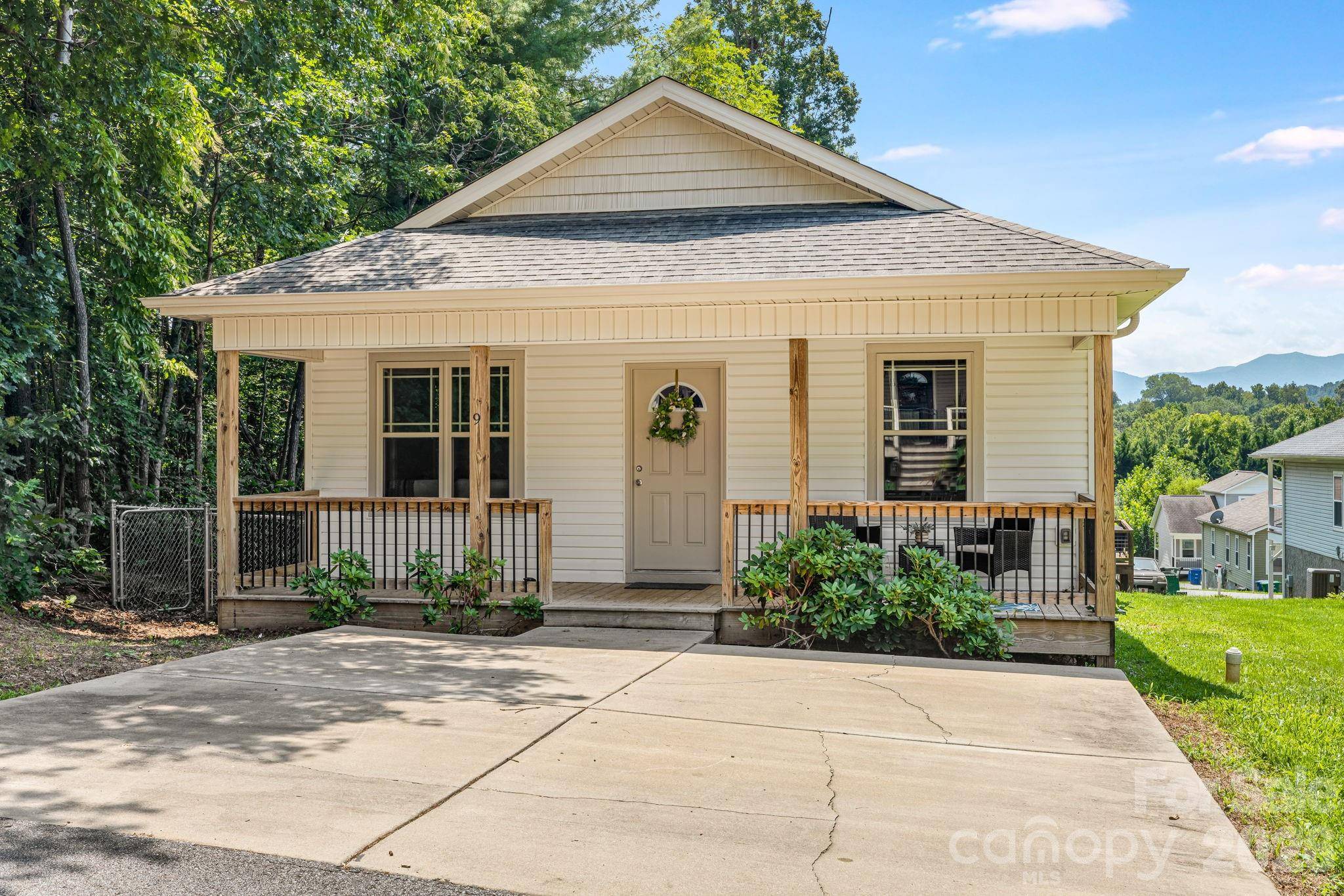 9 Coral Berry DR, Candler, NC 28715