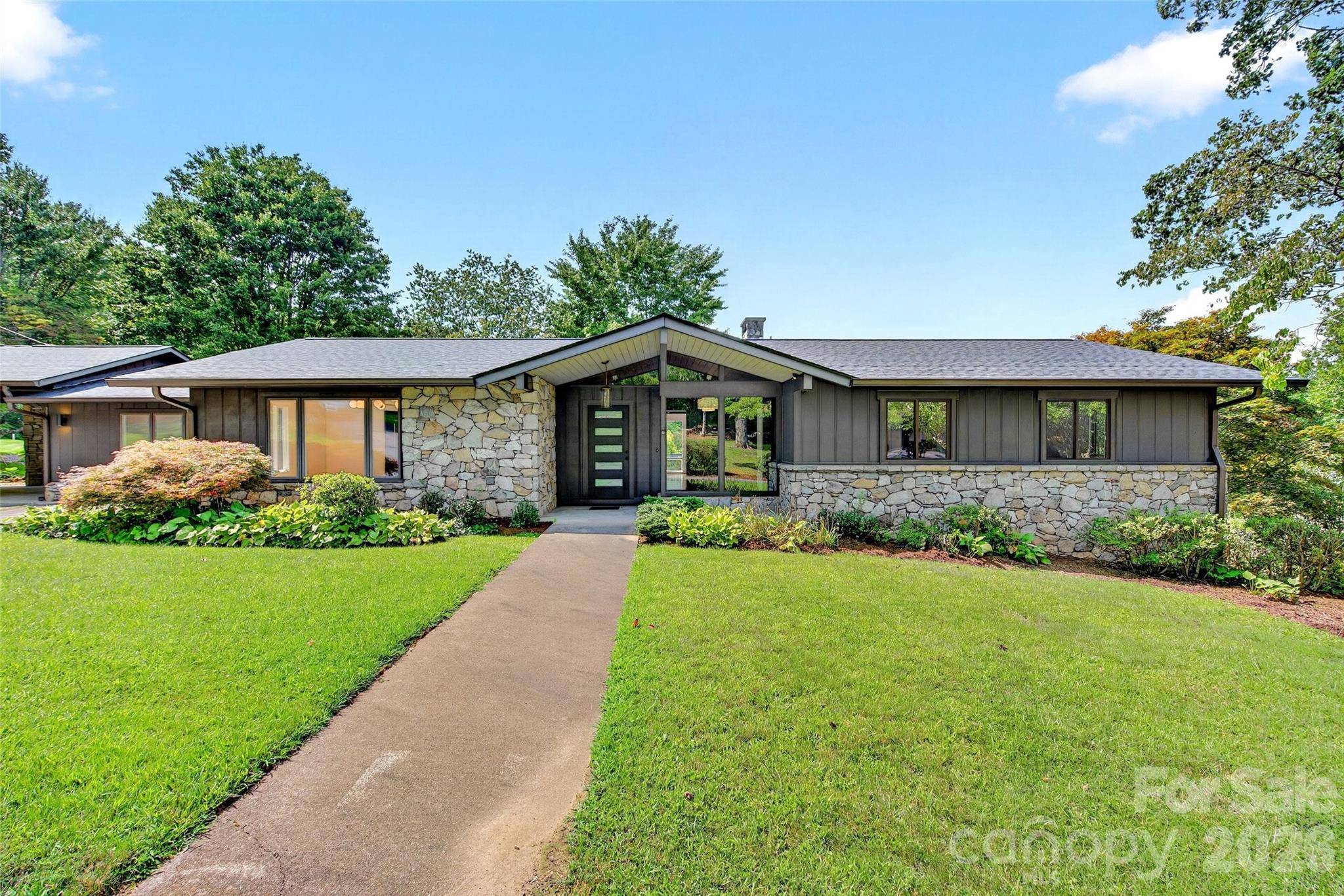 208 Dogwood LN, Black Mountain, NC 28711