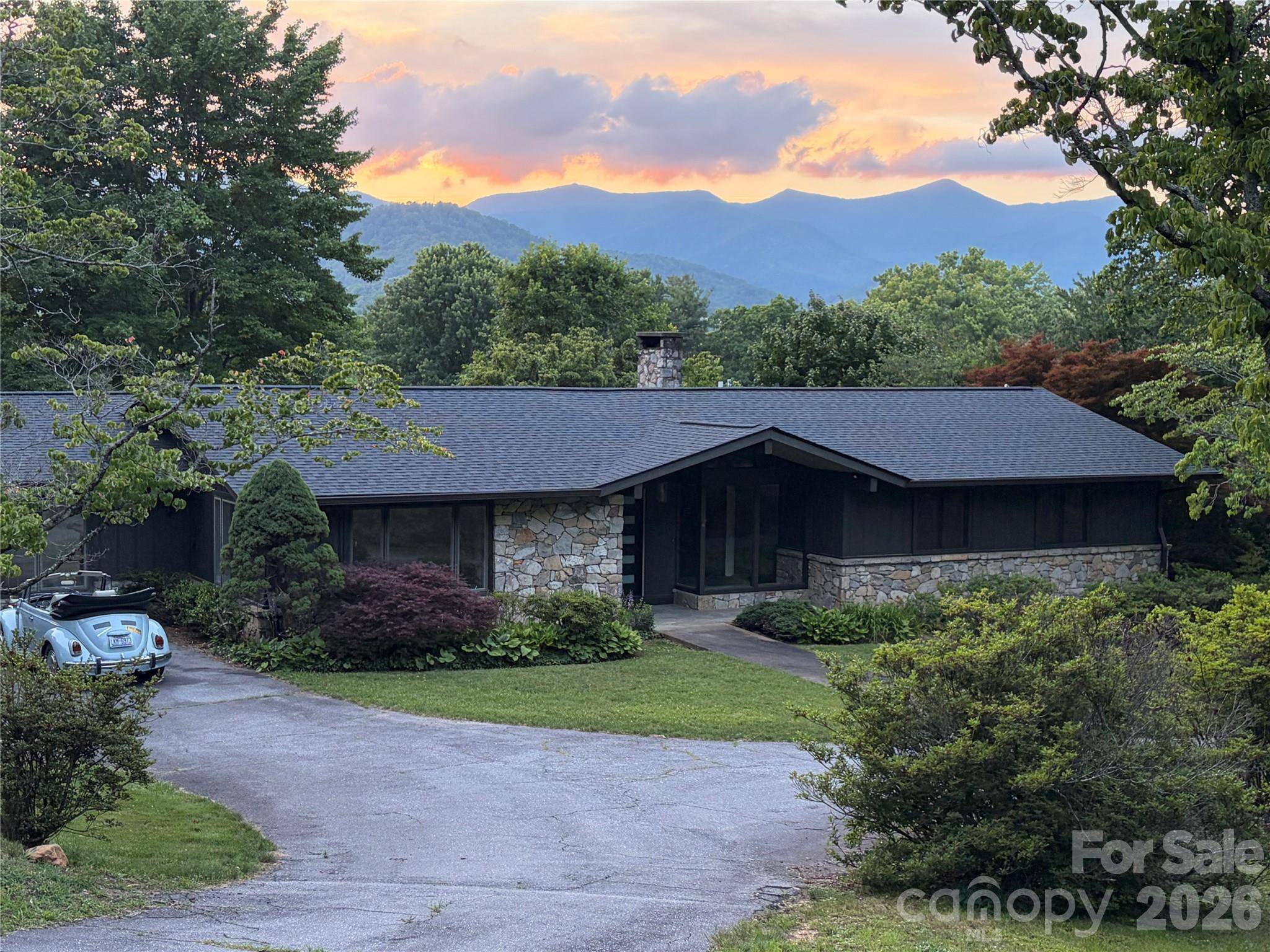 208 Dogwood LN, Black Mountain, NC 28711