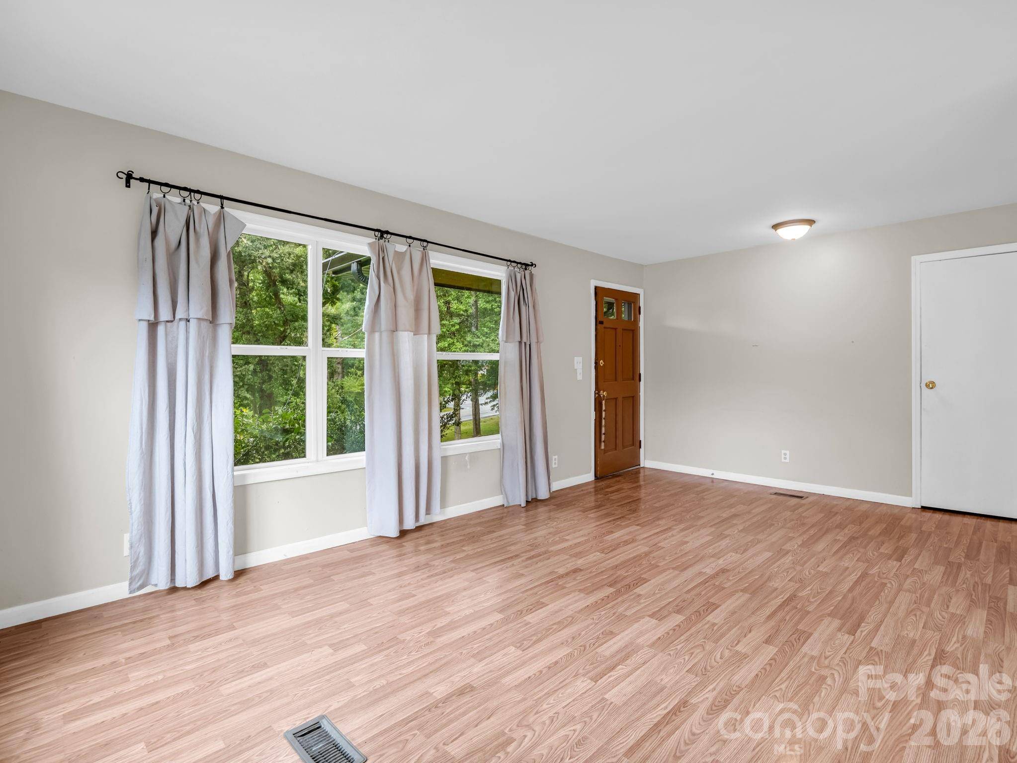 1 Lakewood RD, Hendersonville, NC 28792