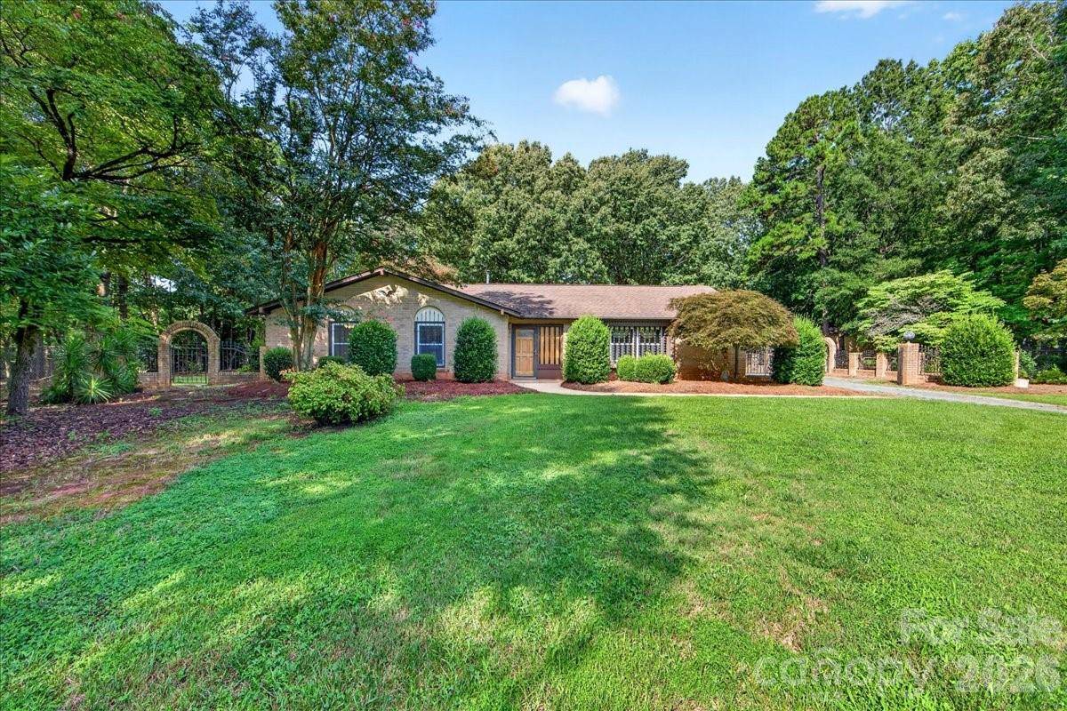 3825 Hoodridge LN, Charlotte, NC 28227