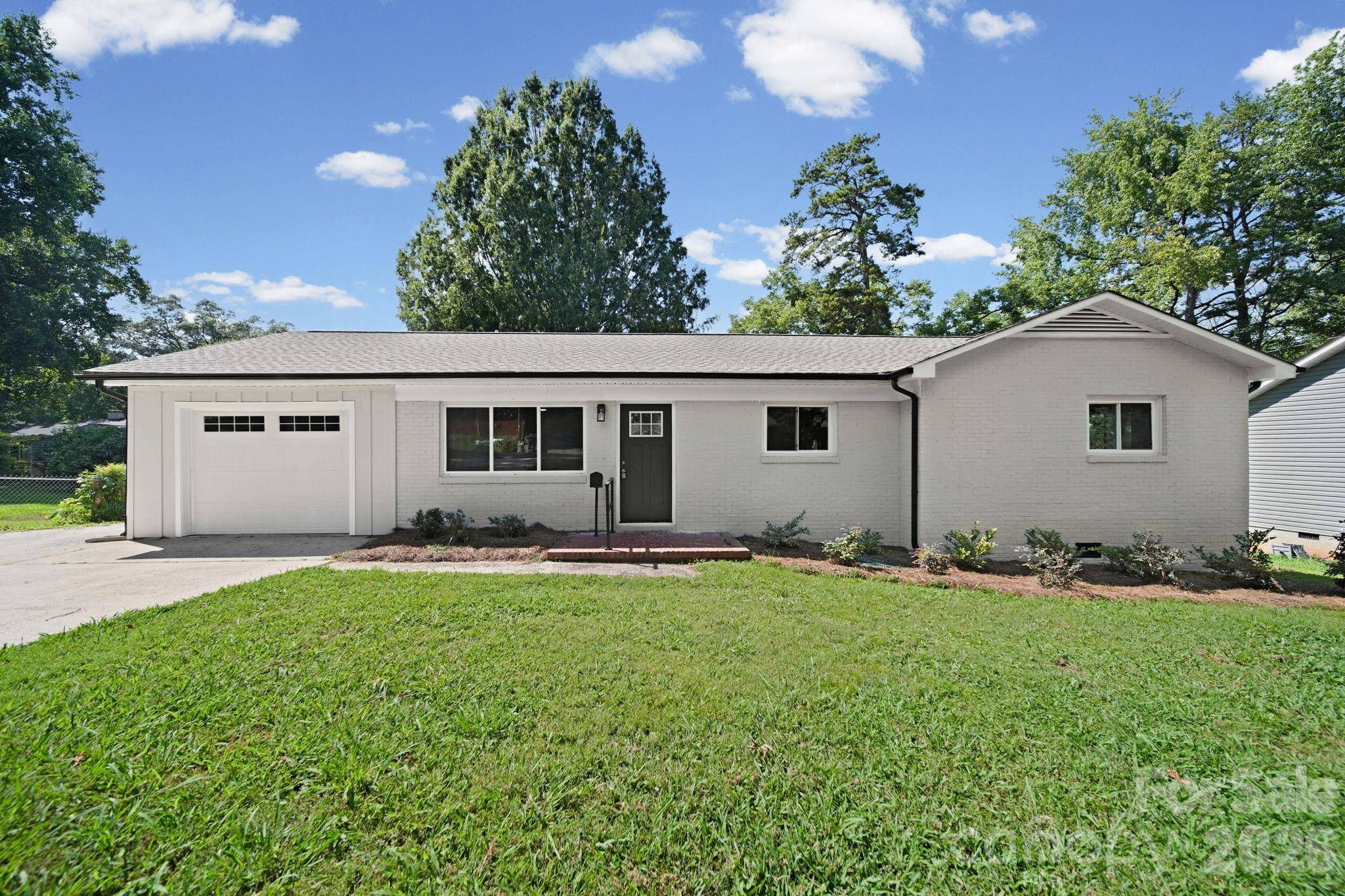 1041 Watts DR, Charlotte, NC 28216