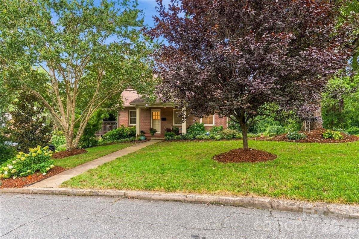 104 Hawthorne LN, Morganton, NC 28655