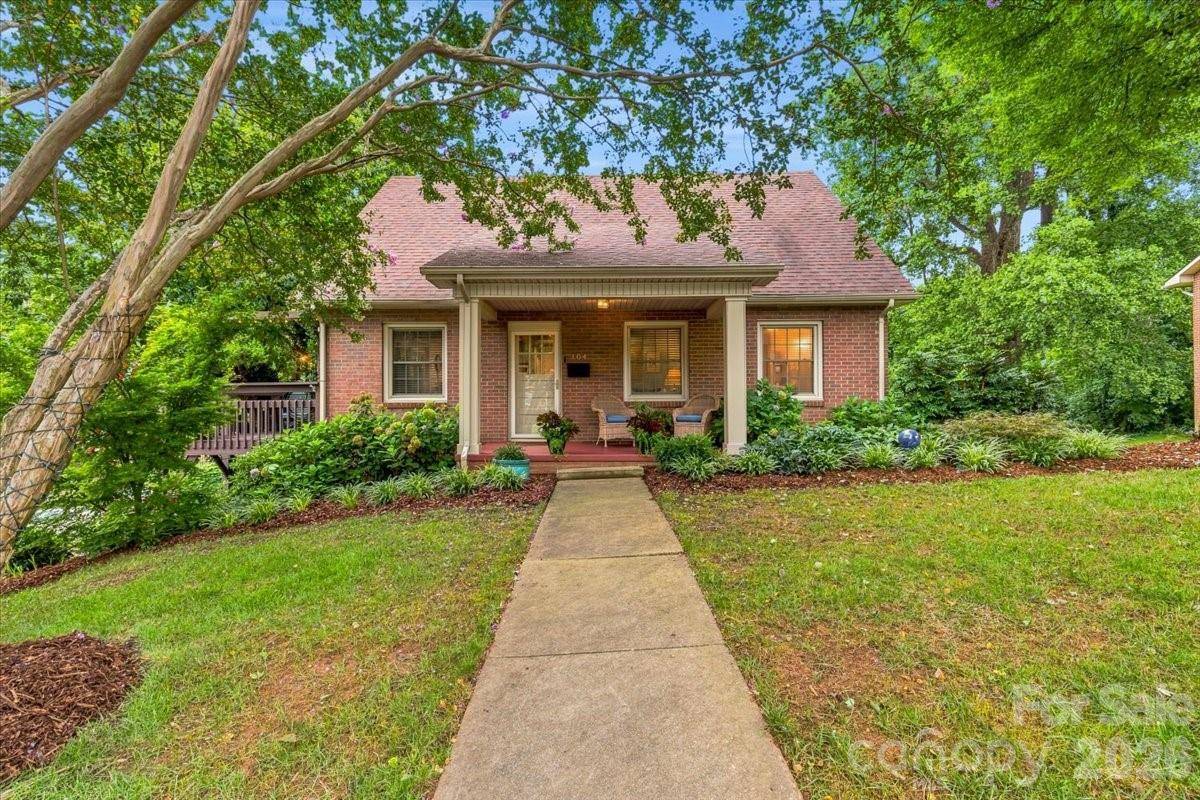 104 Hawthorne LN, Morganton, NC 28655