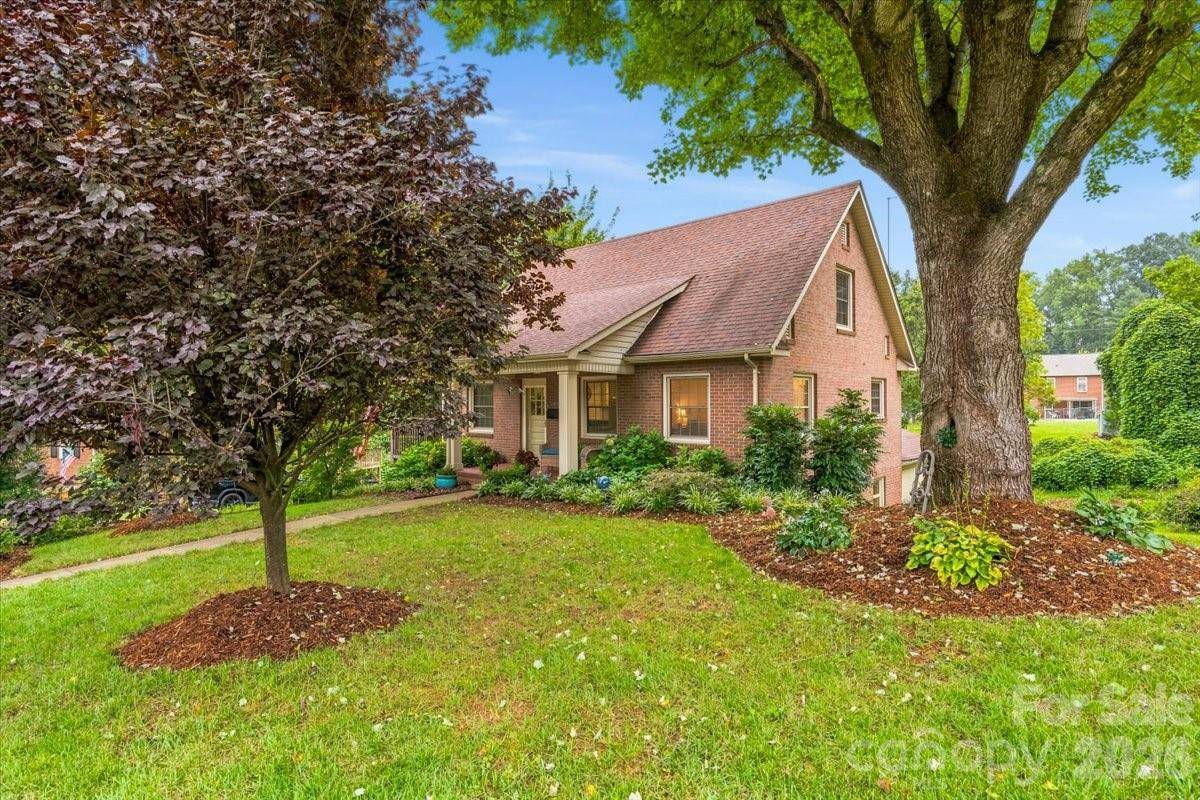 104 Hawthorne LN, Morganton, NC 28655