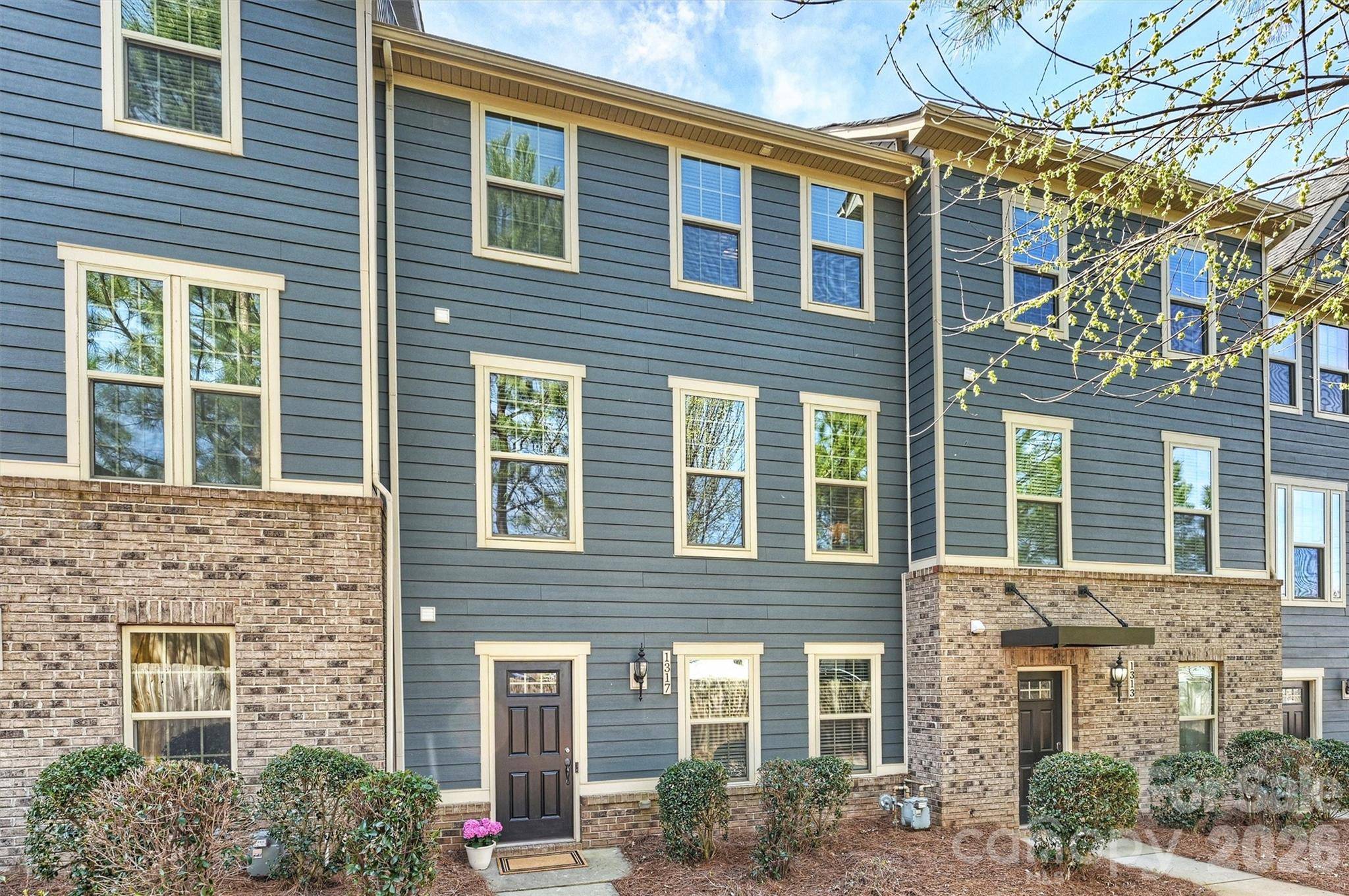 1317 Queen Lyon CT, Charlotte, NC 28205