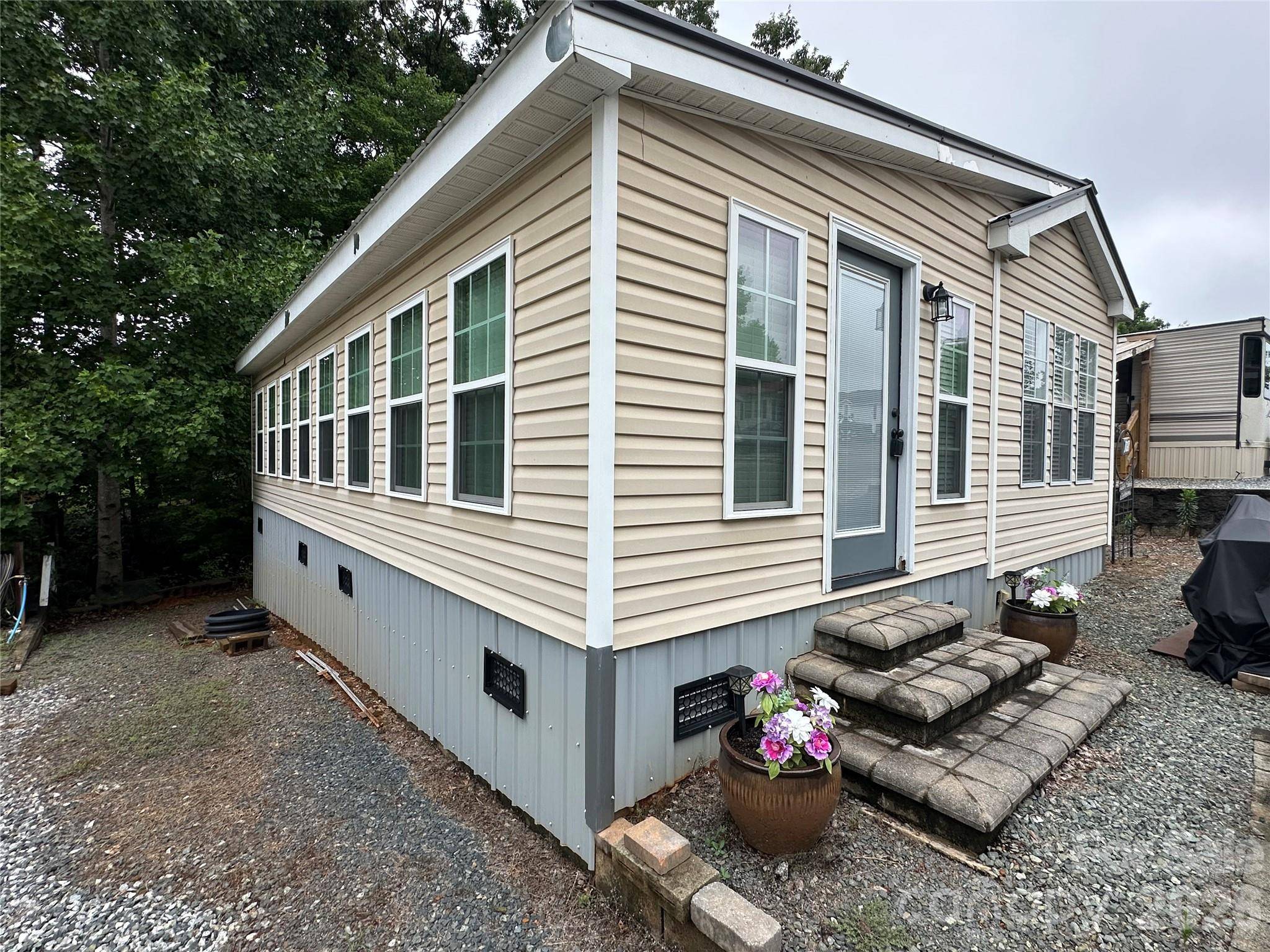 108 Hummingbird CIR, New London, NC 28127