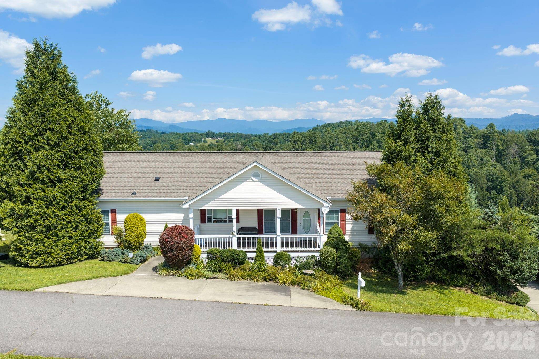92 Bend View DR, Marshall, NC 28753