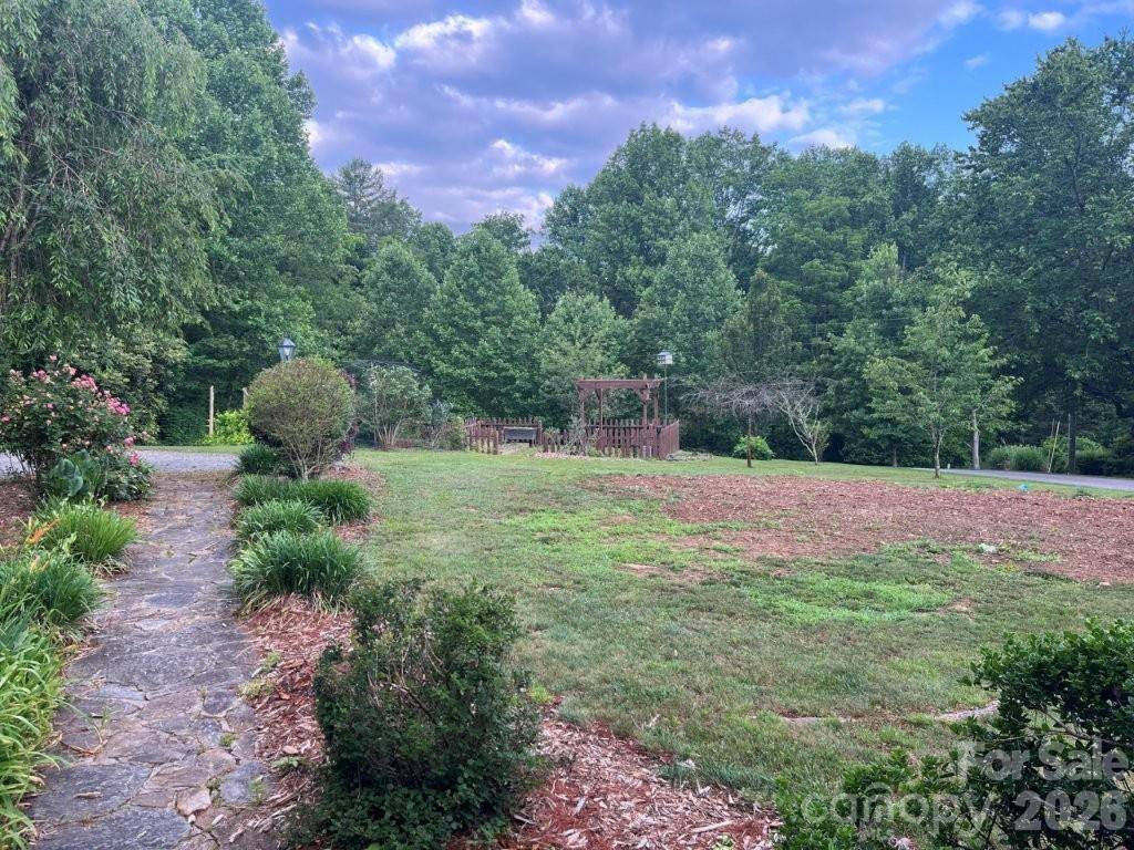 325 Ewbank RD, Etowah, NC 28729