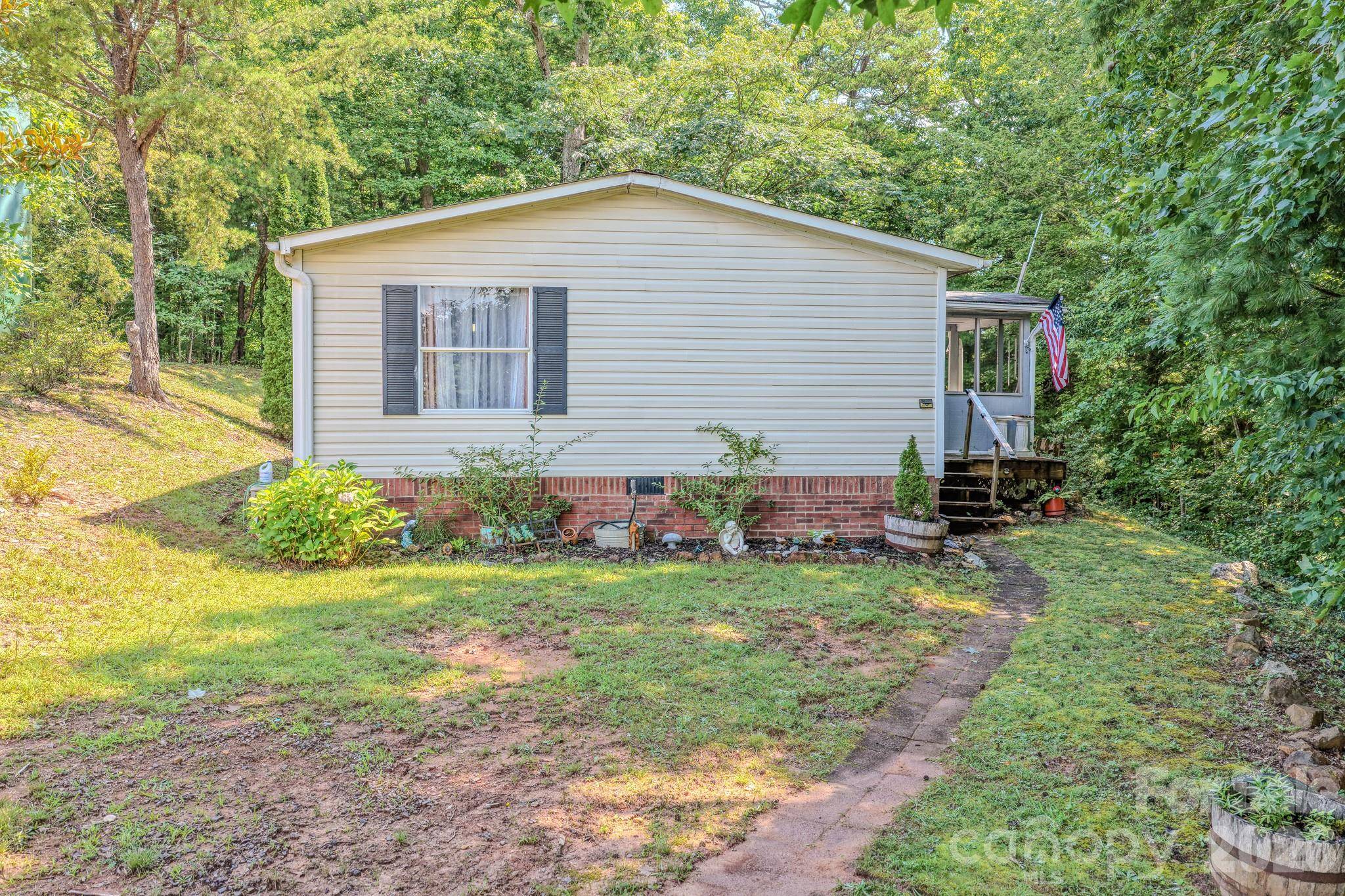 97 Misty Ridge LN, Leicester, NC 28748