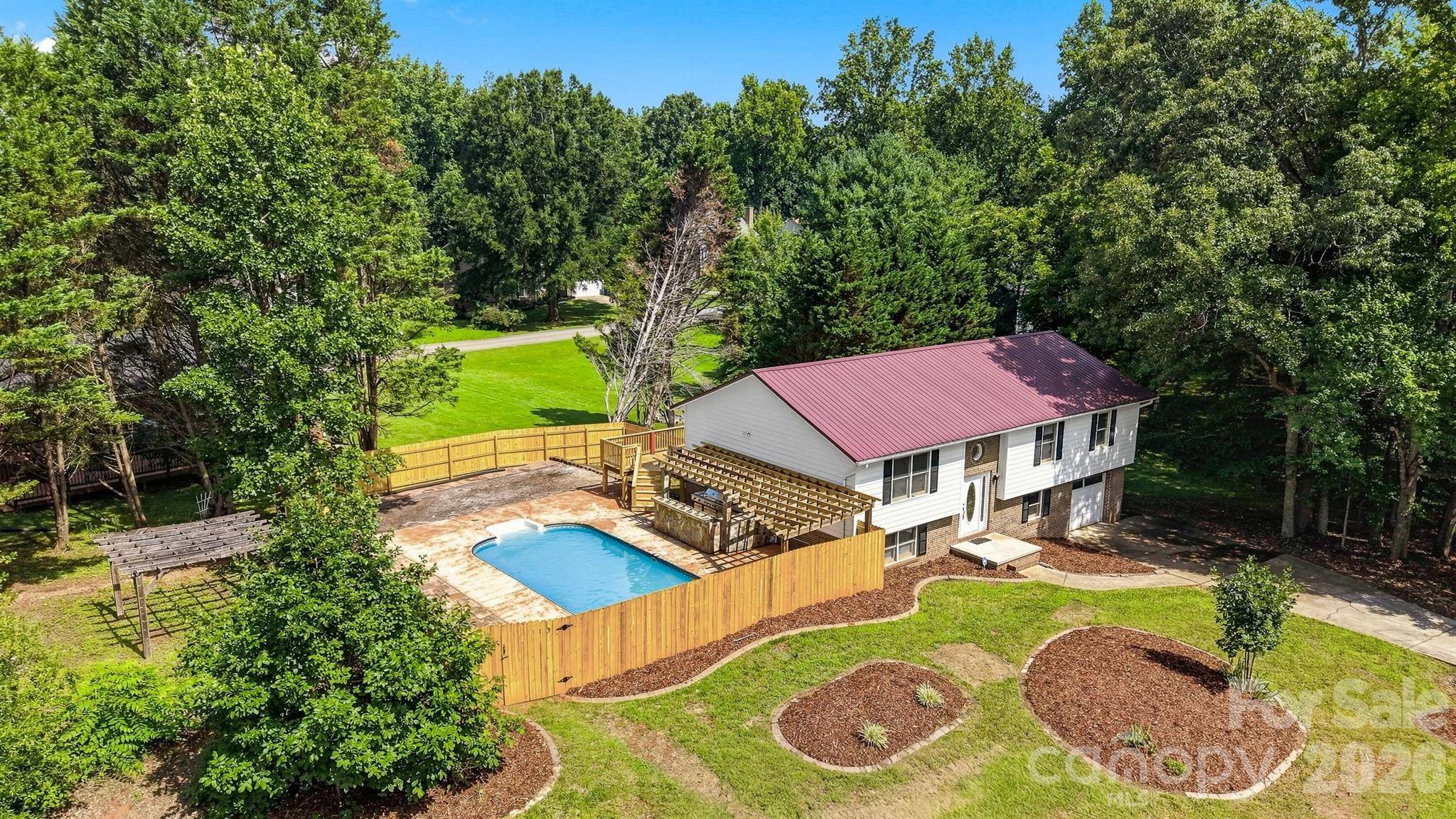 1257 Canseco LN, Hickory, NC 28602