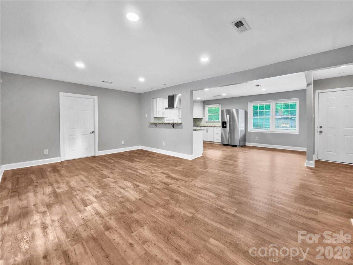1926 Tyvola RD, Charlotte, NC 28210
