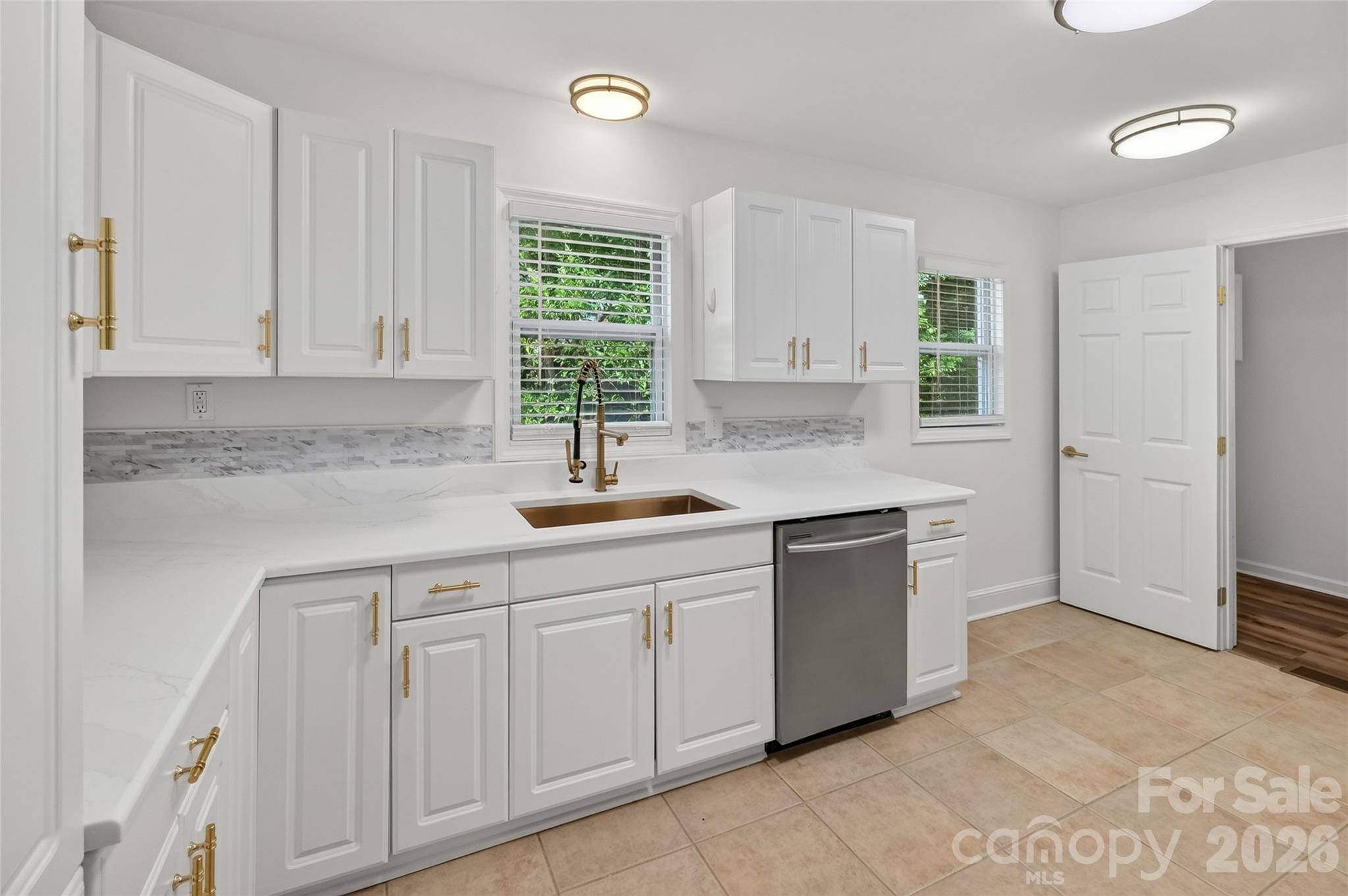 1062 Dresden DR W, Charlotte, NC 28205