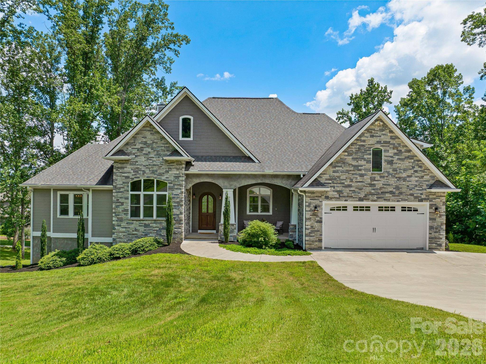 143 Gracie LN, Mills River, NC 28759
