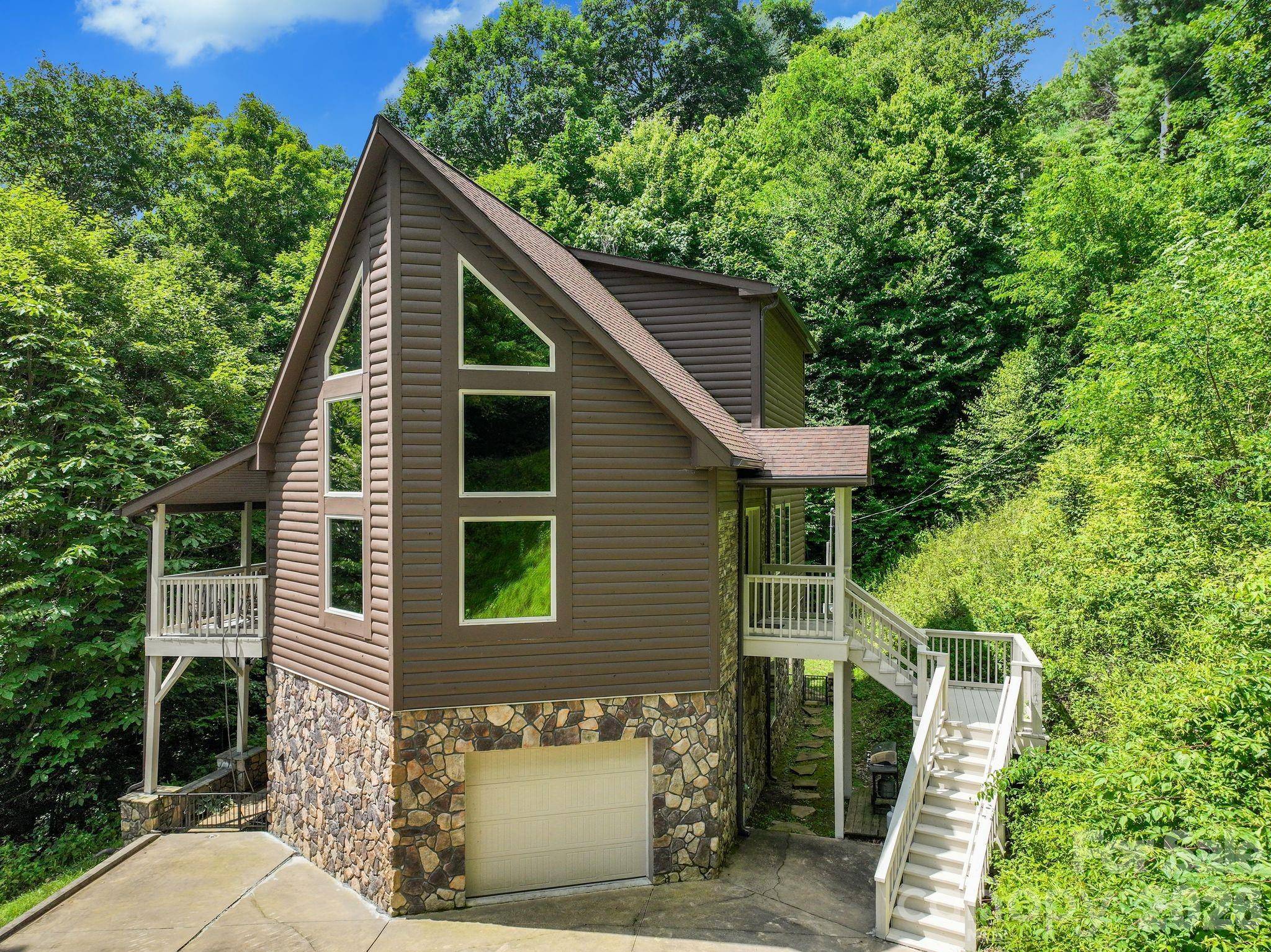100 Moonshineholler DR, Maggie Valley, NC 28751