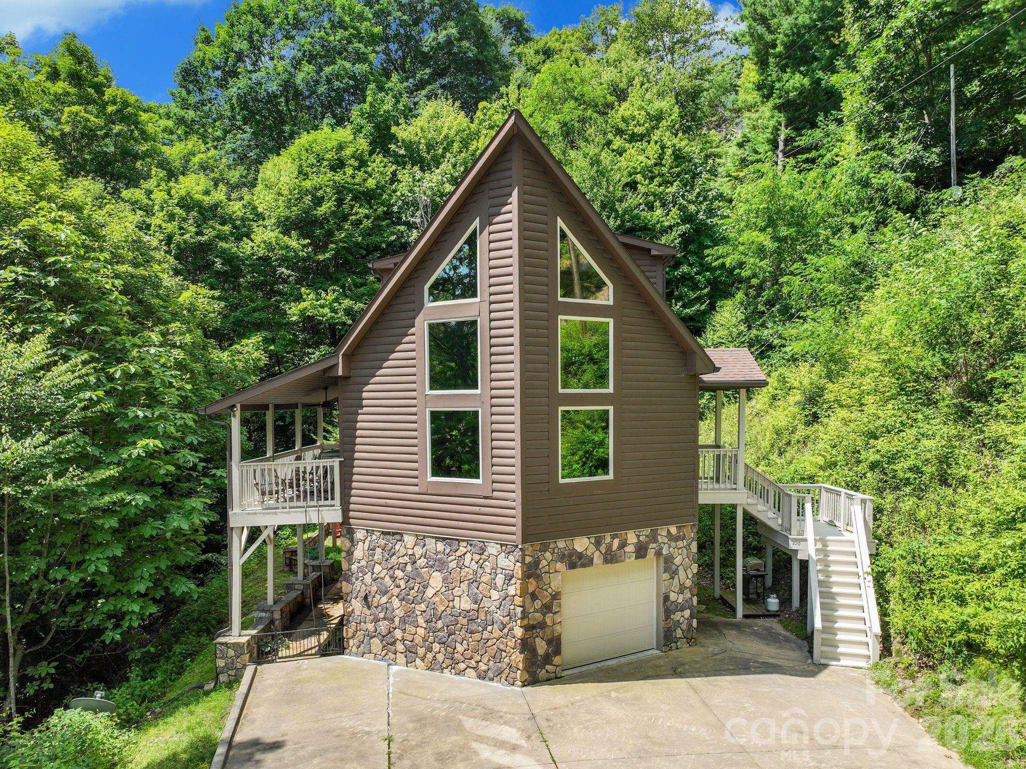 100 Moonshineholler DR, Maggie Valley, NC 28751