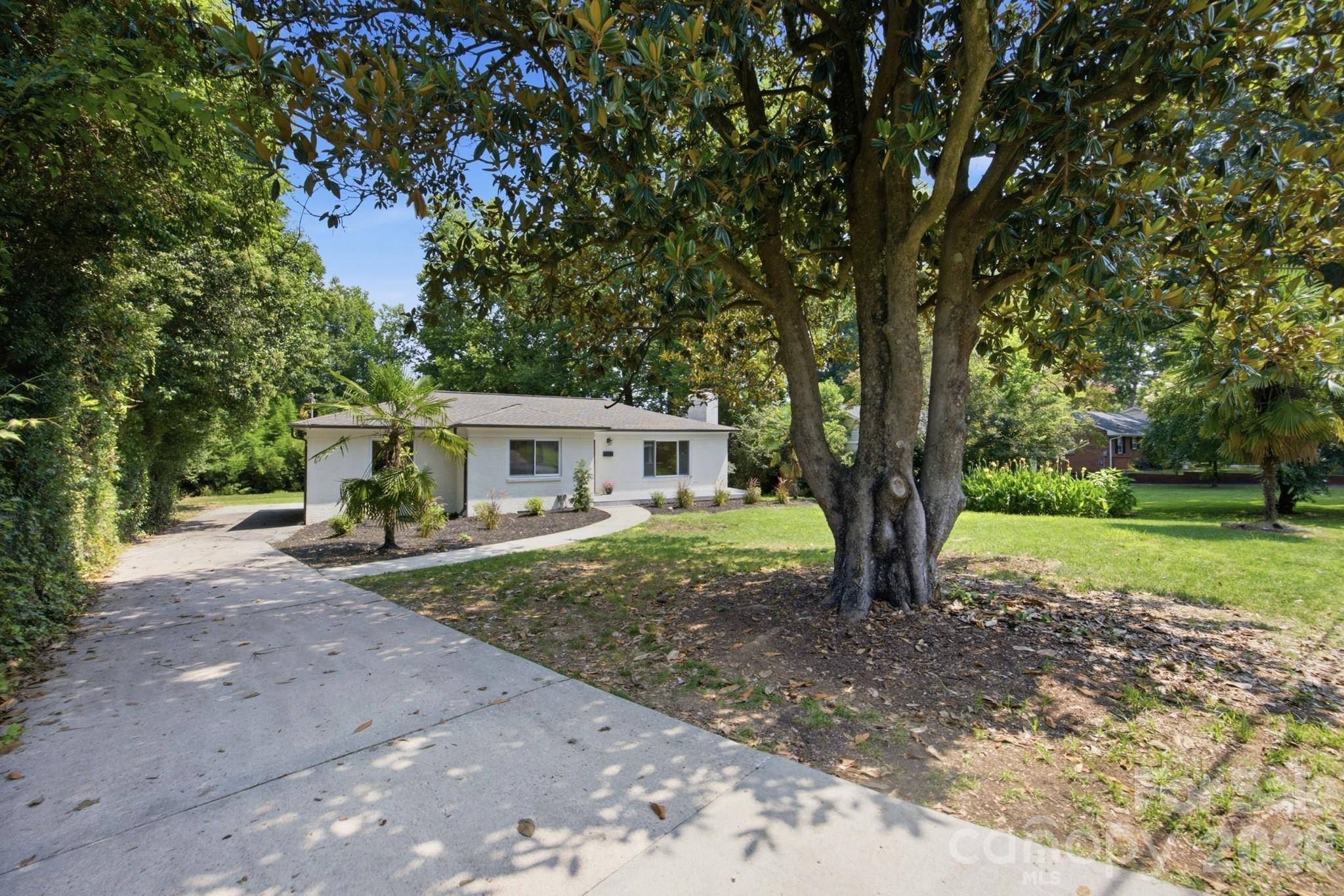 943 Hickory Nut ST, Charlotte, NC 28205