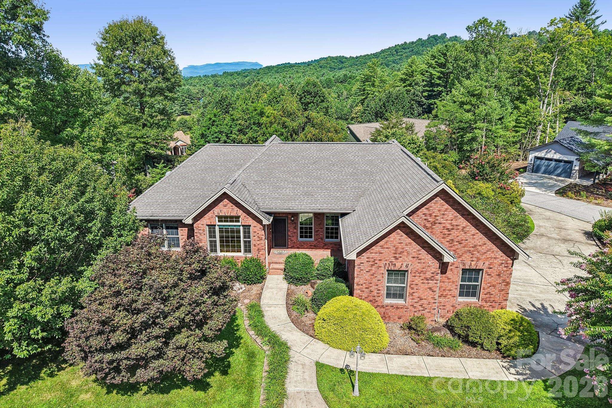 28 Tudor Crescent CT, Hendersonville, NC 28739
