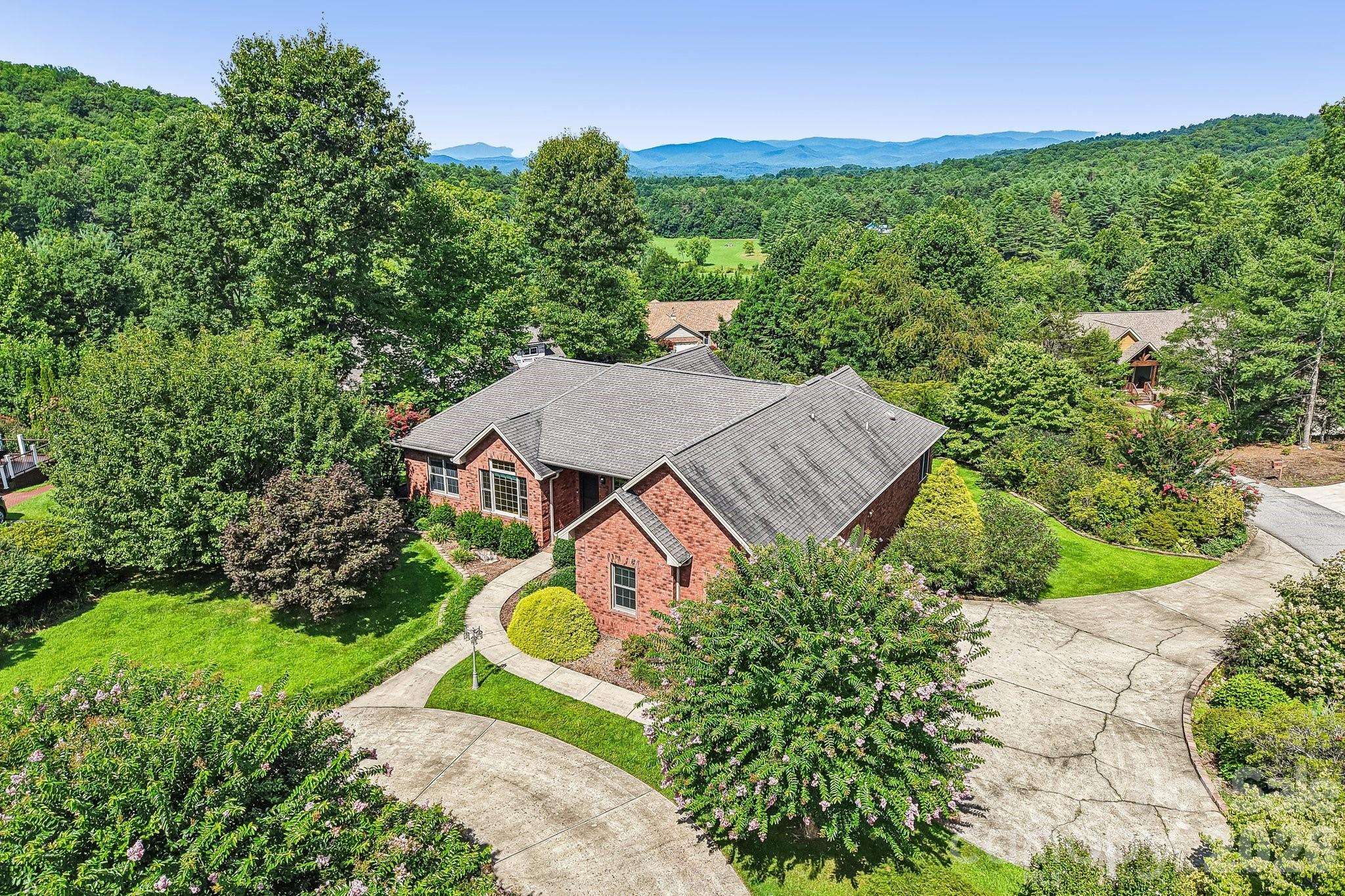 28 Tudor Crescent CT, Hendersonville, NC 28739