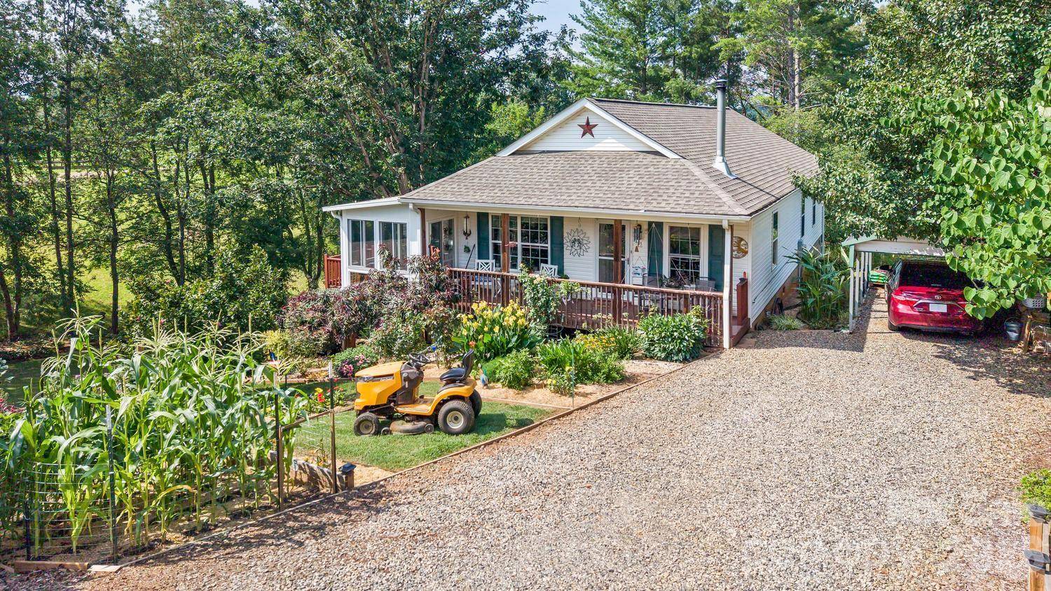 11 Dusty LN, Leicester, NC 28748