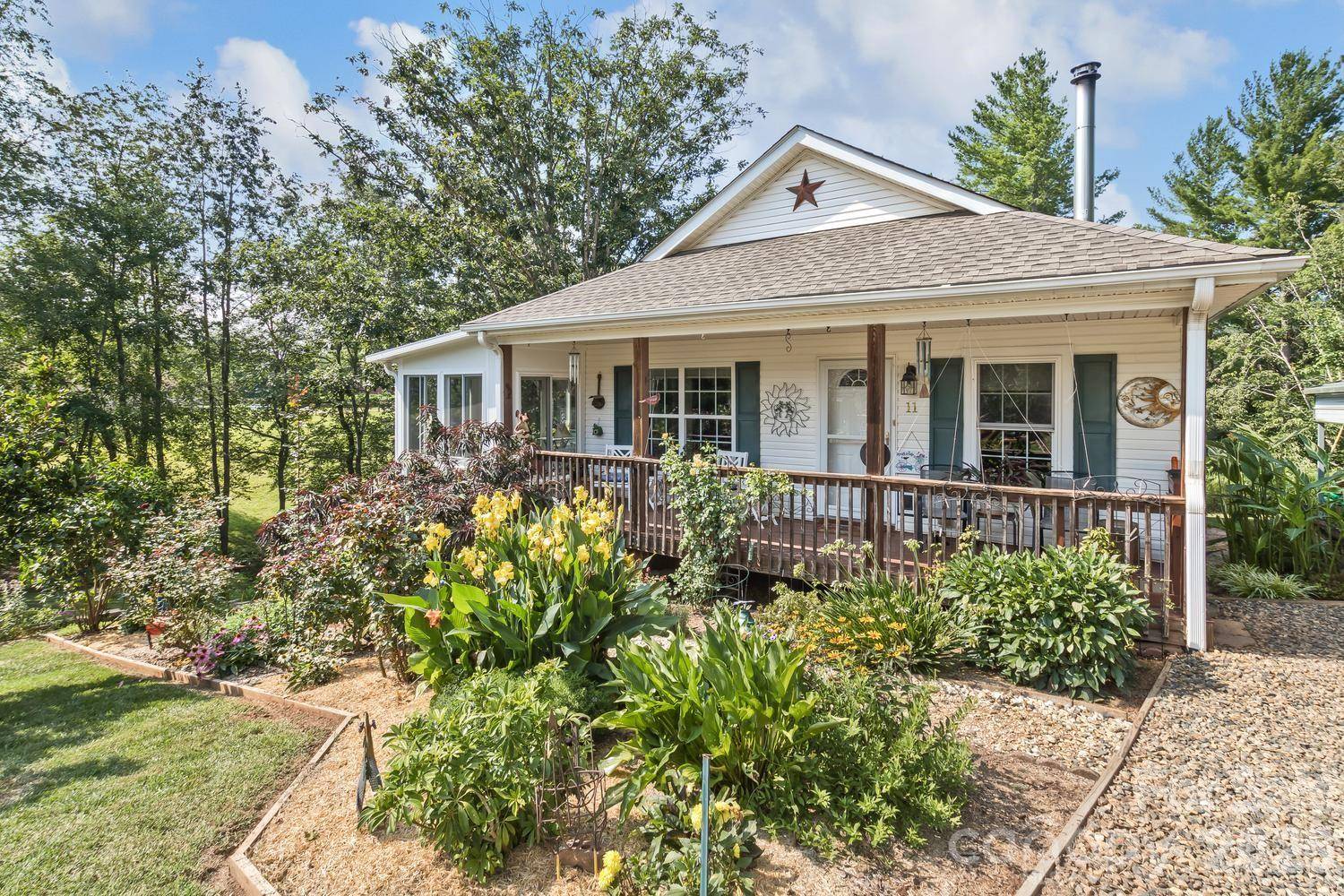 11 Dusty LN, Leicester, NC 28748