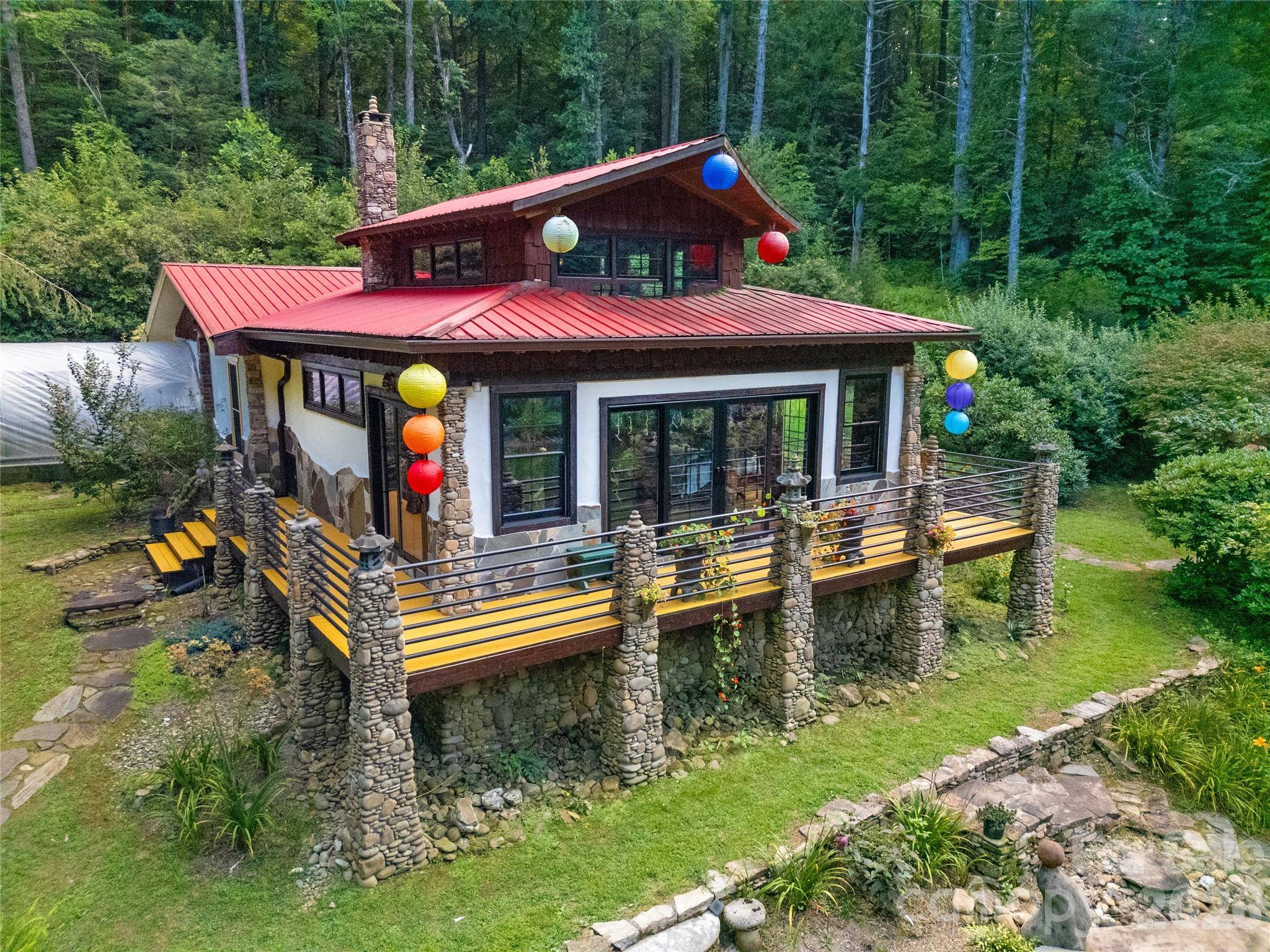 87 Old Chimney LN, Cedar Mountain, NC 28718