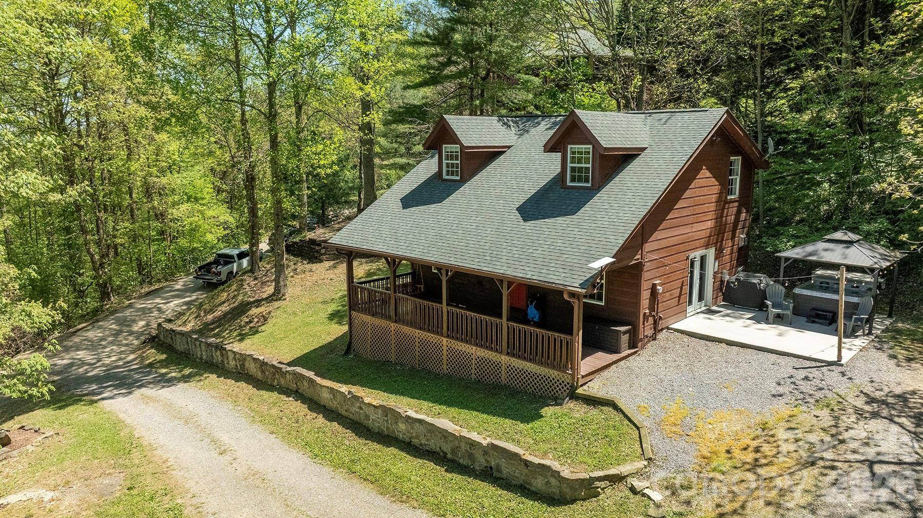 95 Lasso LN, Waynesville, NC 28785