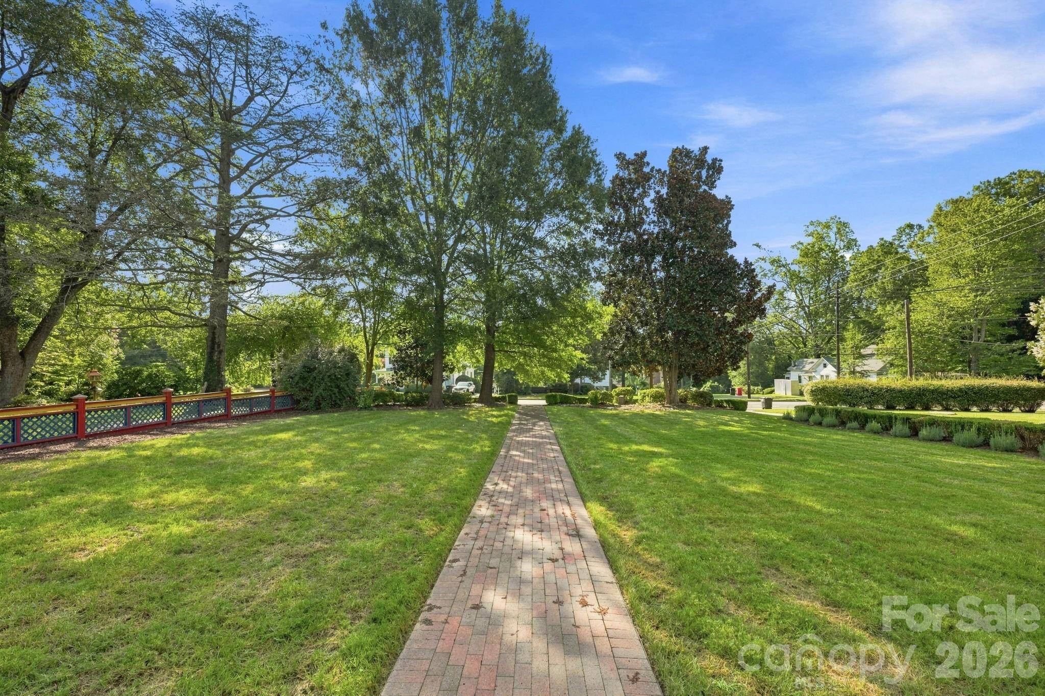 559 N Main ST, Davidson, NC 28036