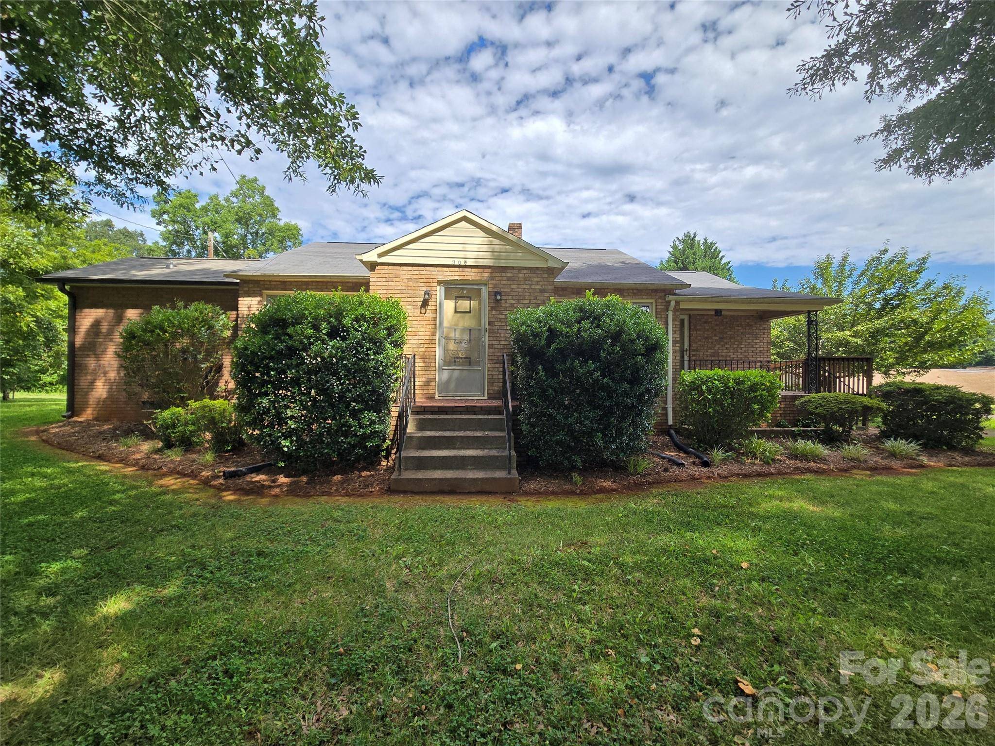 305 Oakland Avenue AVE, Morganton, NC 28655