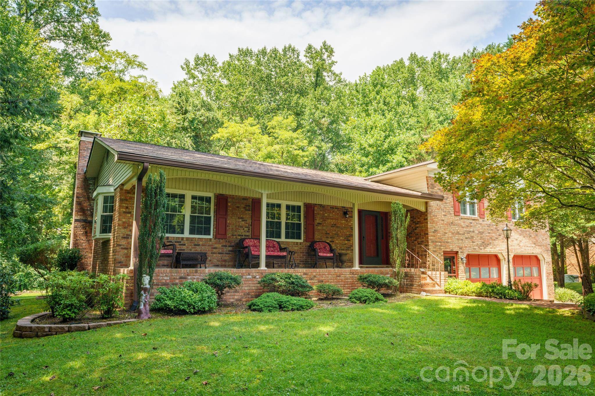 4 Hunters LN, Hendersonville, NC 28791