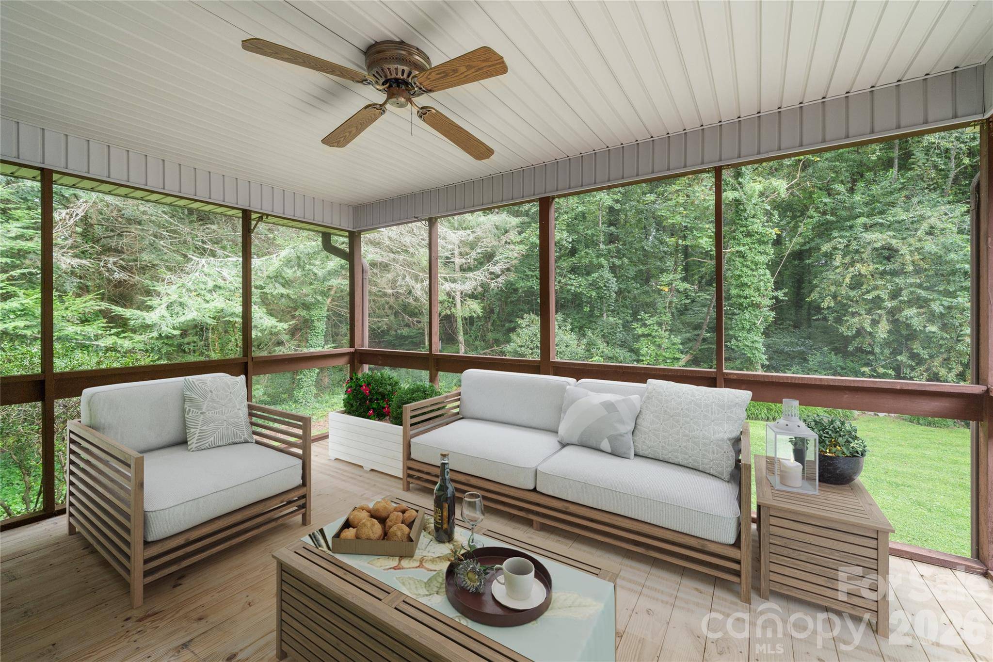 4 Hunters LN, Hendersonville, NC 28791
