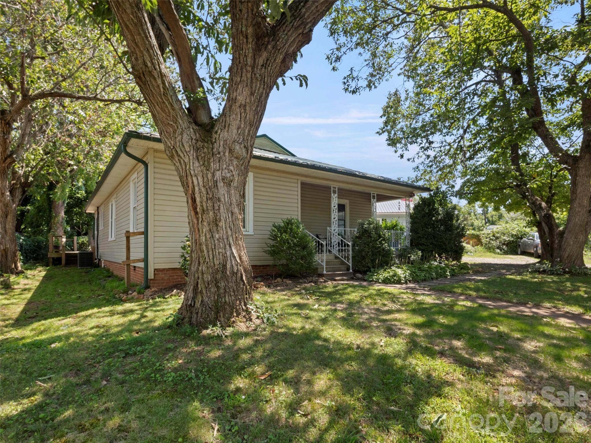 122 Edwards AVE, Swannanoa, NC 28778