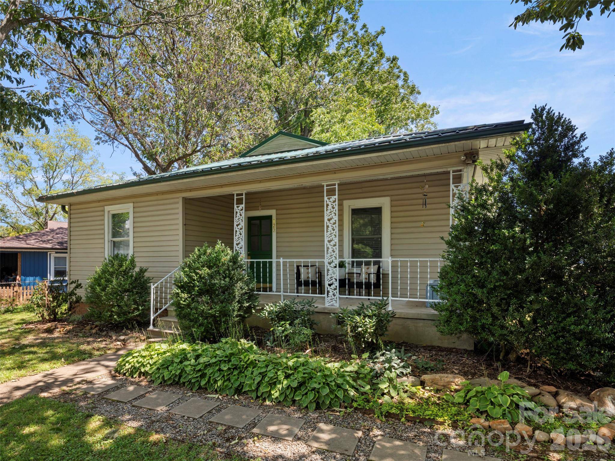 122 Edwards AVE, Swannanoa, NC 28778
