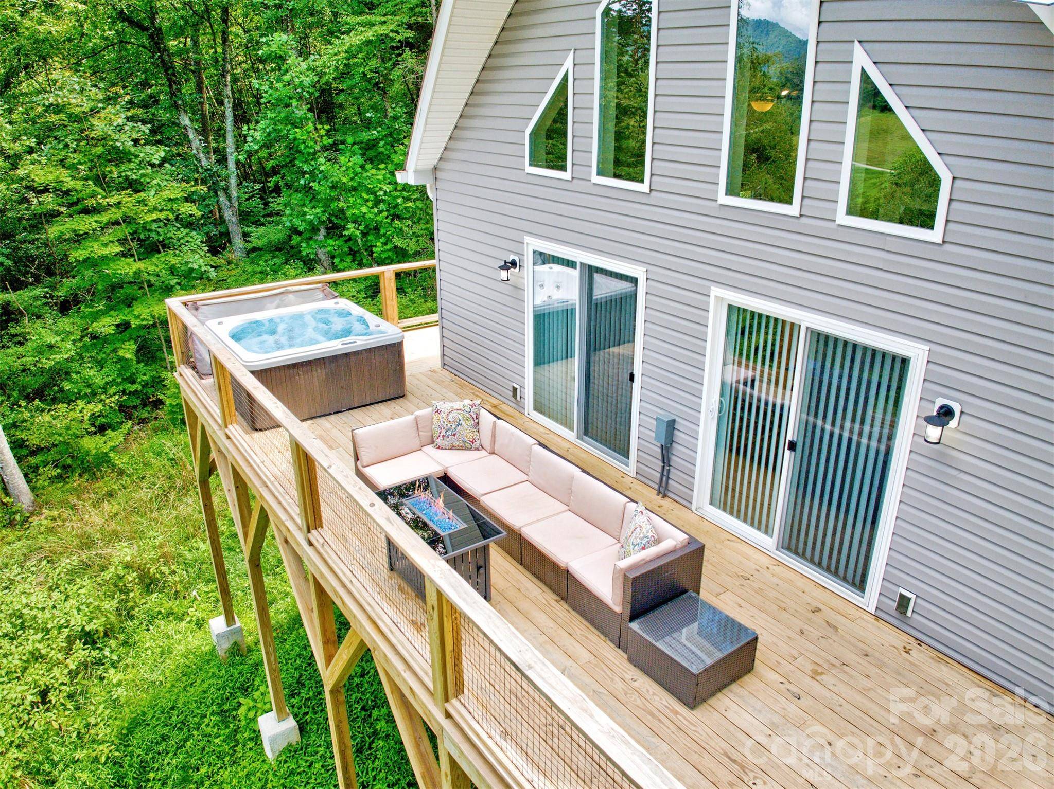 145 Banjo LN, Waynesville, NC 28785
