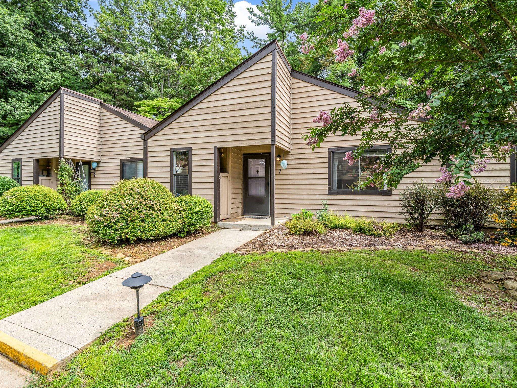 7 Woodlands DR, Black Mountain, NC 28711