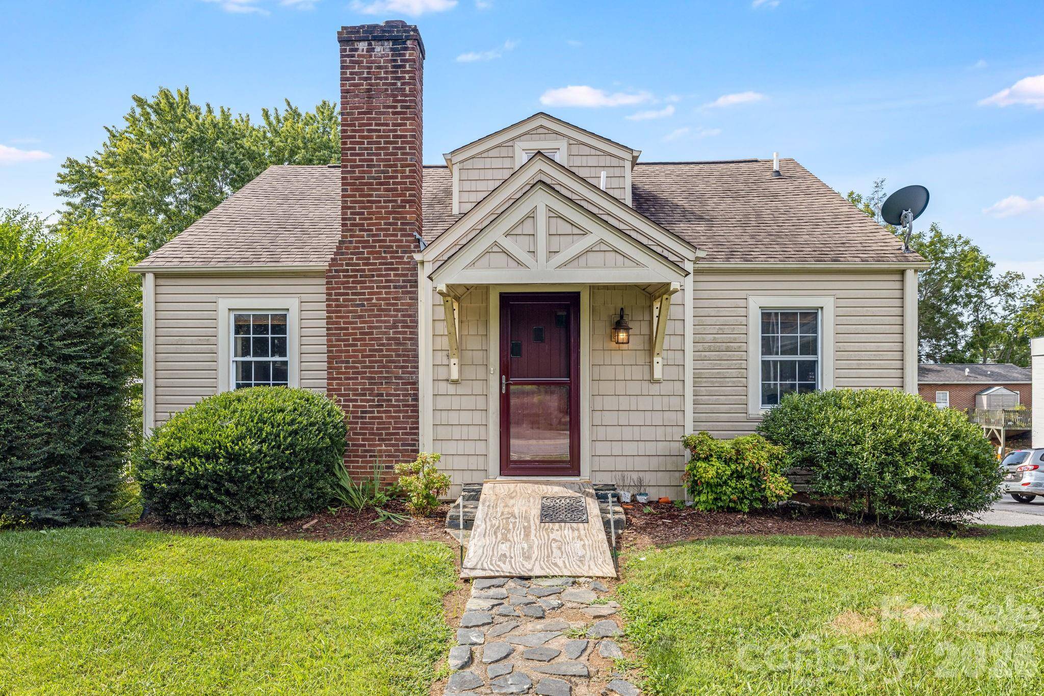 1 Hamburg Mountain RD, Weaverville, NC 28787
