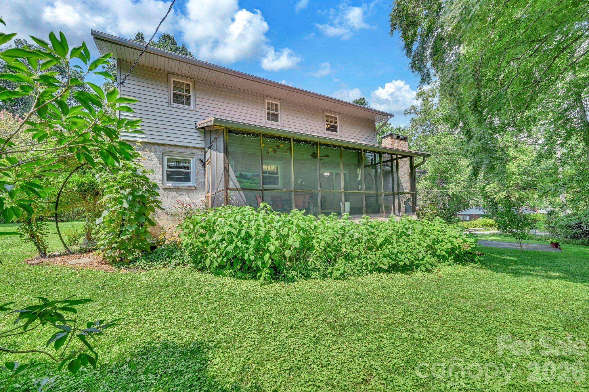 307 Woodland TRL, Laurel Park, NC 28739