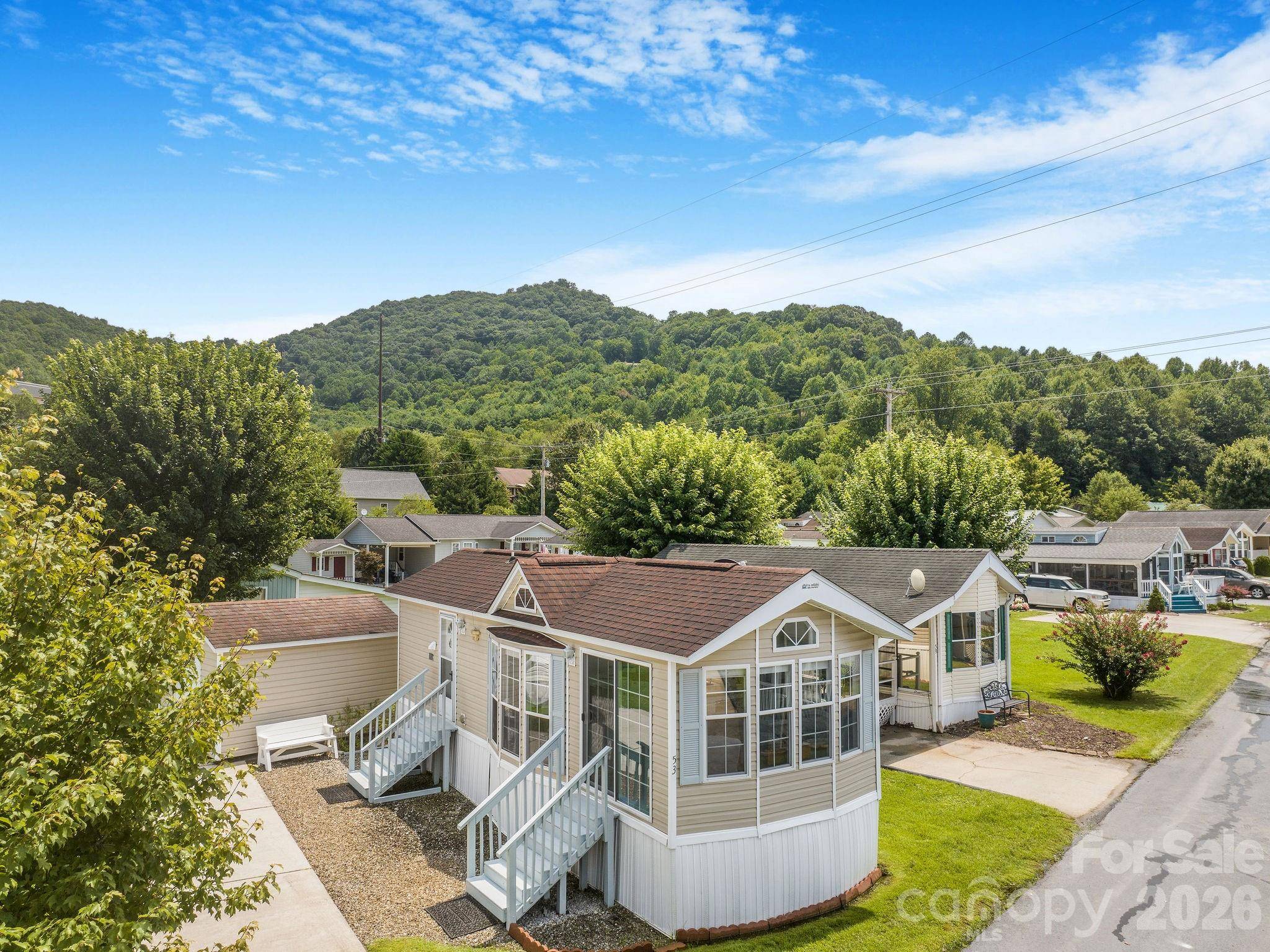 53 Strollers LN, Waynesville, NC 28785