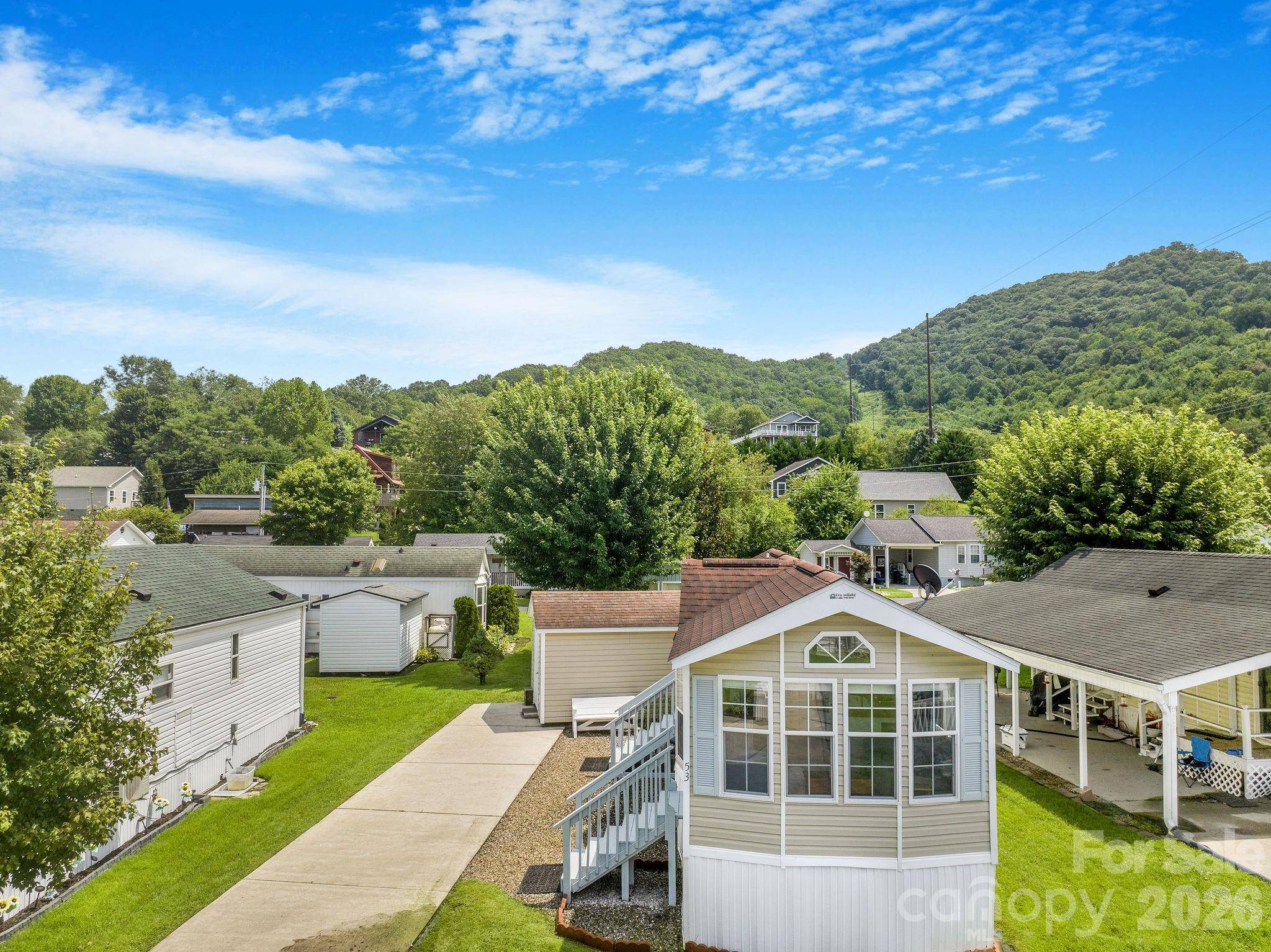 53 Strollers LN, Waynesville, NC 28785